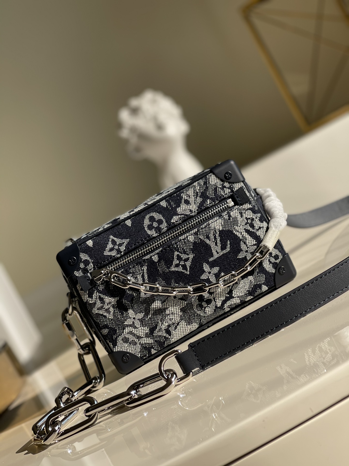 NO:396463,【Exclusive real photo M80033 denim pair color】Box bag MINI SOFT TRUNK chain bag Mini Soft Trunk chain bag material Monogram Tapestry canvas, making Monogram flower clusters and LV letters and tapestries pattern delicately blend. Classic outline and reinforced corners trace back to the brand box tradition, denim cloth roman embroidered men's box bag oo[handshake][handshake] shoulder straps and front chains declare Virgil Abloh's pioneering concept. Detailed features 18.5 x 13 x 8 cm x.,LV [original leather],louis vuitton19860909【独家实拍M80033牛仔布对版颜色】盒子包MINI SOFT TRUNK 链条包Mini Soft Trunk 链条包取材 Monogram Tapestry 帆布,令 Monogram 花簇及 LV 字母与挂毯图案细腻糅合.经典轮廓和加固边角回溯品牌制箱传统,牛仔布布面罗马纹刺绣男士盒子包oo[握手][握手]肩带及正面链条宣示 Virgil Abloh 的先锋理念.详细特征18.5 x 13 x 8 cm x.,LV【原厂皮】,louis vuitton,Bag