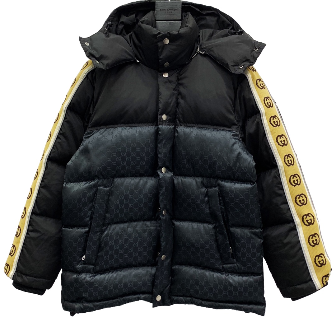 P420


 款号Y104
Gucci/古驰25Fw反光G提花条纹羽绒服
香港专柜购入zp操作，这是一款超复杂工艺的羽绒服，定制面料周期长达50天之久，绝对的防风防水，可以做到滴水不漏，堪称冬季里的避风港，在原有的面料基础上，激光提花，使整件衣服凹凸有致，立体感更强，3D效果更加明显，全衣的五金采用的是原厂一比一定制，客供GG提花纤维帆布尼龙材质搭配纯色细密尼龙精心制作拼接而成，质感非常特殊，属于最新的科技型面料，区别一般的厚质尼龙，锁绒保暖的型格魅力毋庸置疑，内里填充90%白鹅绒+10%羽毛相当高的充绒量，做到了温暖平衡不臃肿，完美无敌的御寒神器，可拆卸兜帽体，拉链按扣一体门襟及可调节抽绳收腰设计，细节感颇多，袖臂配备独具代表性的互扣式双G条纹细节饰带，再现复古运动的标志性气息，互扣式GG提花条纹搭配进口聚酯3M反光纤维织物滚边设计更加平整美观，扑面而来的时尚单品无以抗拒的魅力，随意对比任何品质。
Size：M-XXL