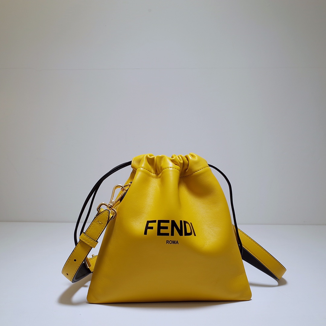 FEND1带抽绳的中号手拿包黄色纳帕