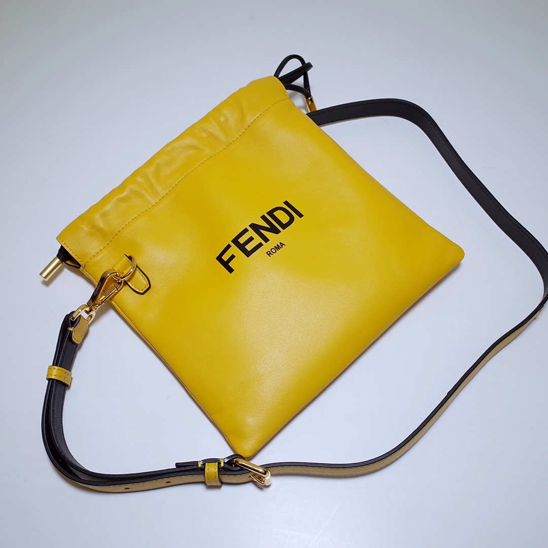 FEND1带抽绳的中号手拿包黄色纳帕