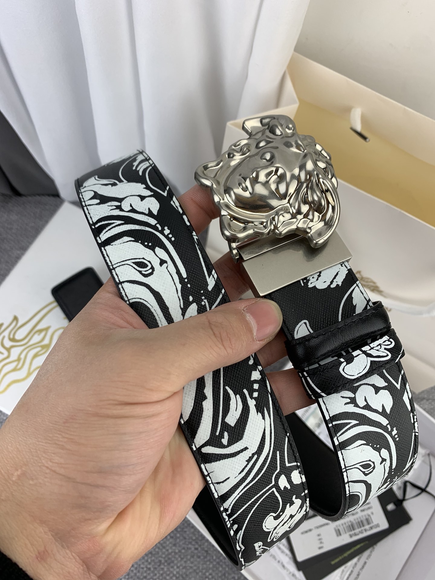   范思哲 宽4.0cm，此款双面腰带采用光滑的saffiano皮革制作，并配有3D美杜莎腰带扣。一面为
