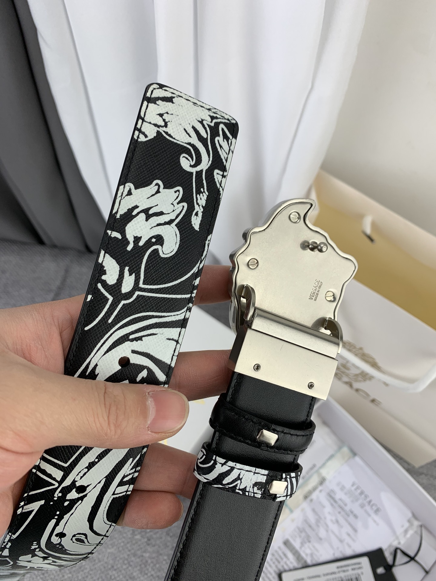  范思哲 宽4.0cm，此款双面腰带采用光滑的saffiano皮革制作，并配有3D美杜莎腰带扣。一面为