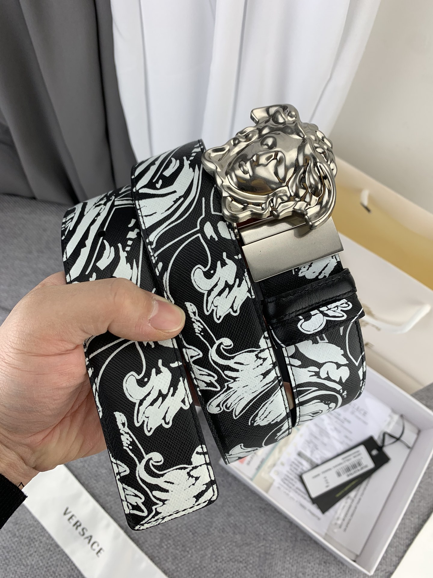   范思哲 宽4.0cm，此款双面腰带采用光滑的saffiano皮革制作，并配有3D美杜莎腰带扣。一面为