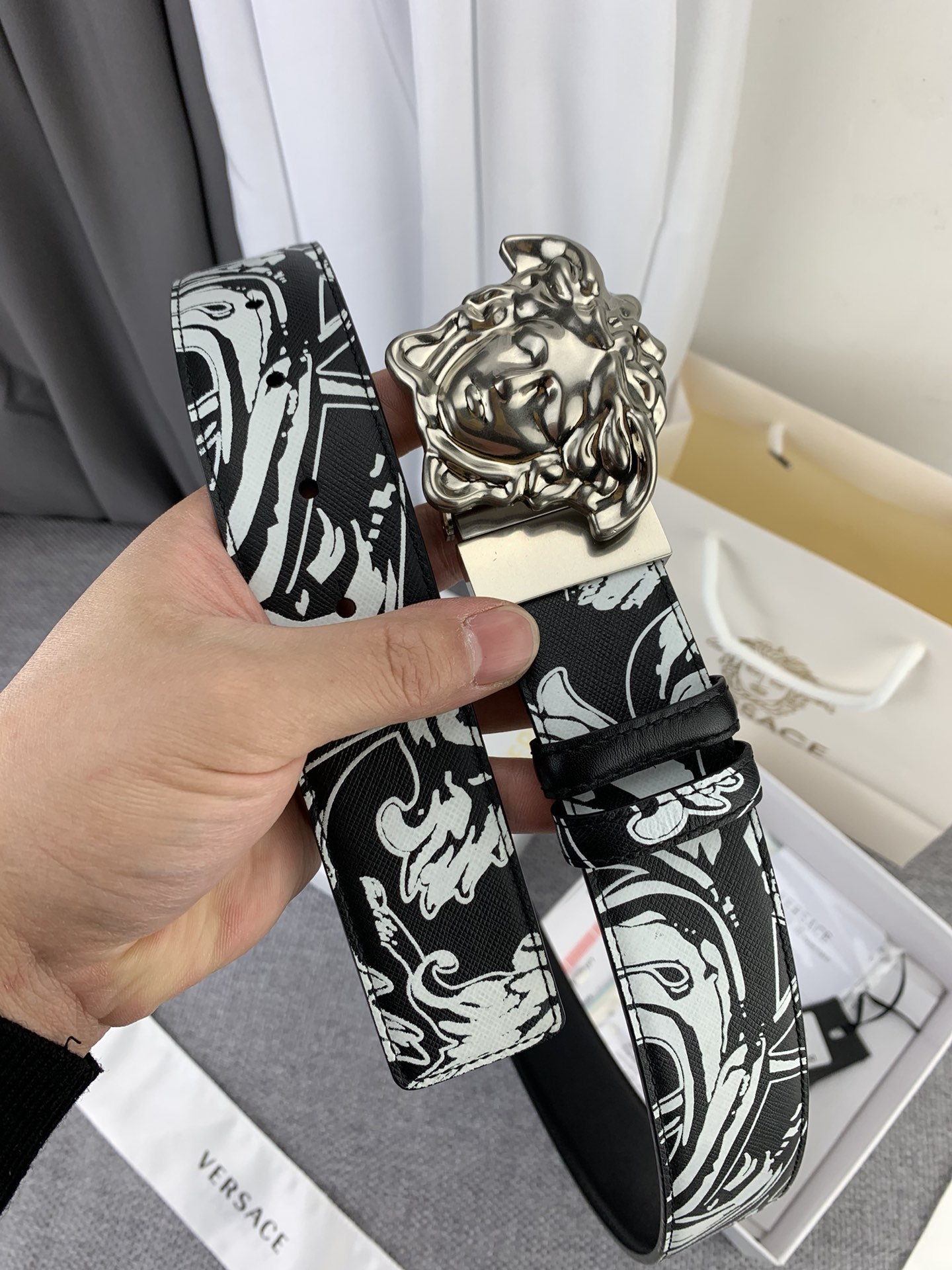   范思哲 宽4.0cm，此款双面腰带采用光滑的saffiano皮革制作，并配有3D美杜莎腰带扣。一面为