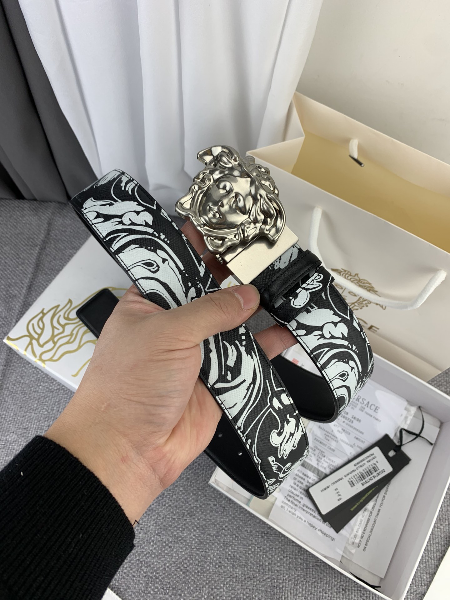   范思哲 宽4.0cm，此款双面腰带采用光滑的saffiano皮革制作，并配有3D美杜莎腰带扣。一面为