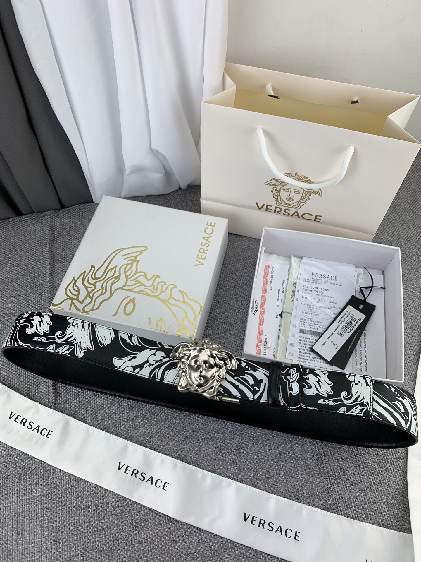   范思哲 宽4.0cm，此款双面腰带采用光滑的saffiano皮革制作，并配有3D美杜莎腰带扣。一面为