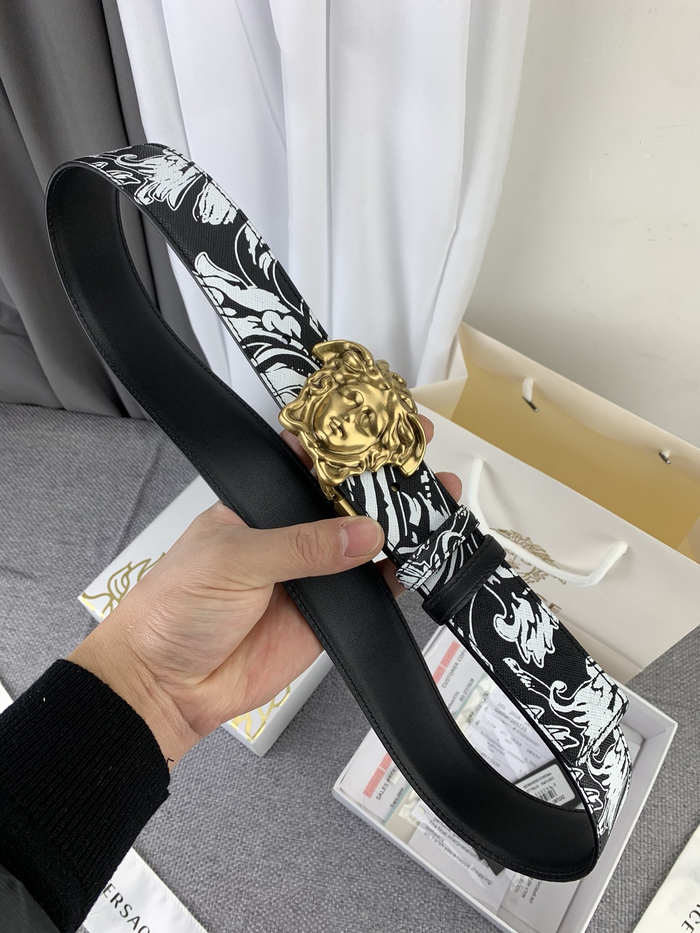    范思哲 宽4.0cm，此款双面腰带采用光滑的saffiano皮革制作，并配有3D美杜莎腰带扣。一面