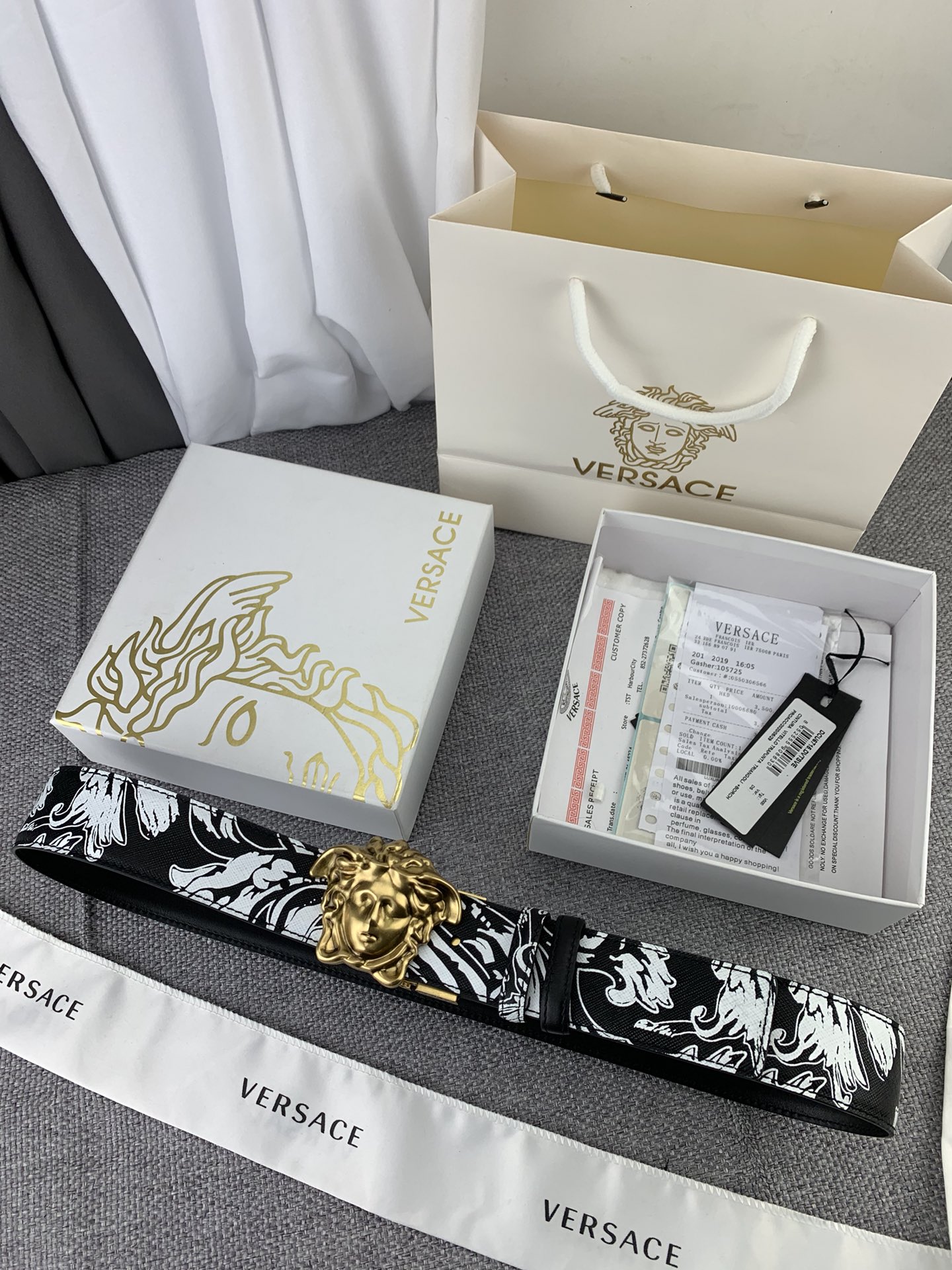    范思哲 宽4.0cm，此款双面腰带采用光滑的saffiano皮革制作，并配有3D美杜莎腰带扣。一面
