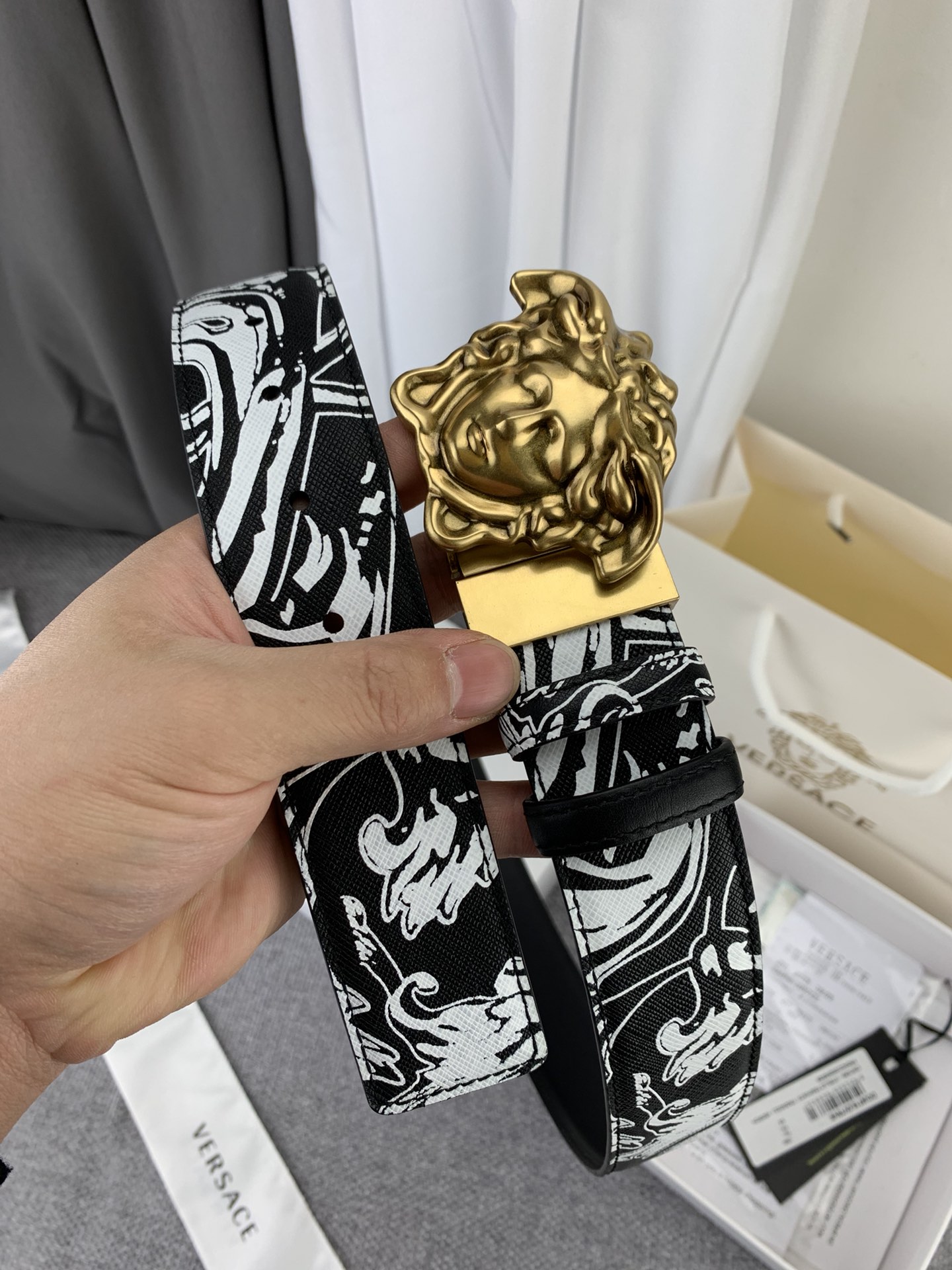    范思哲 宽4.0cm，此款双面腰带采用光滑的saffiano皮革制作，并配有3D美杜莎腰带扣。一面