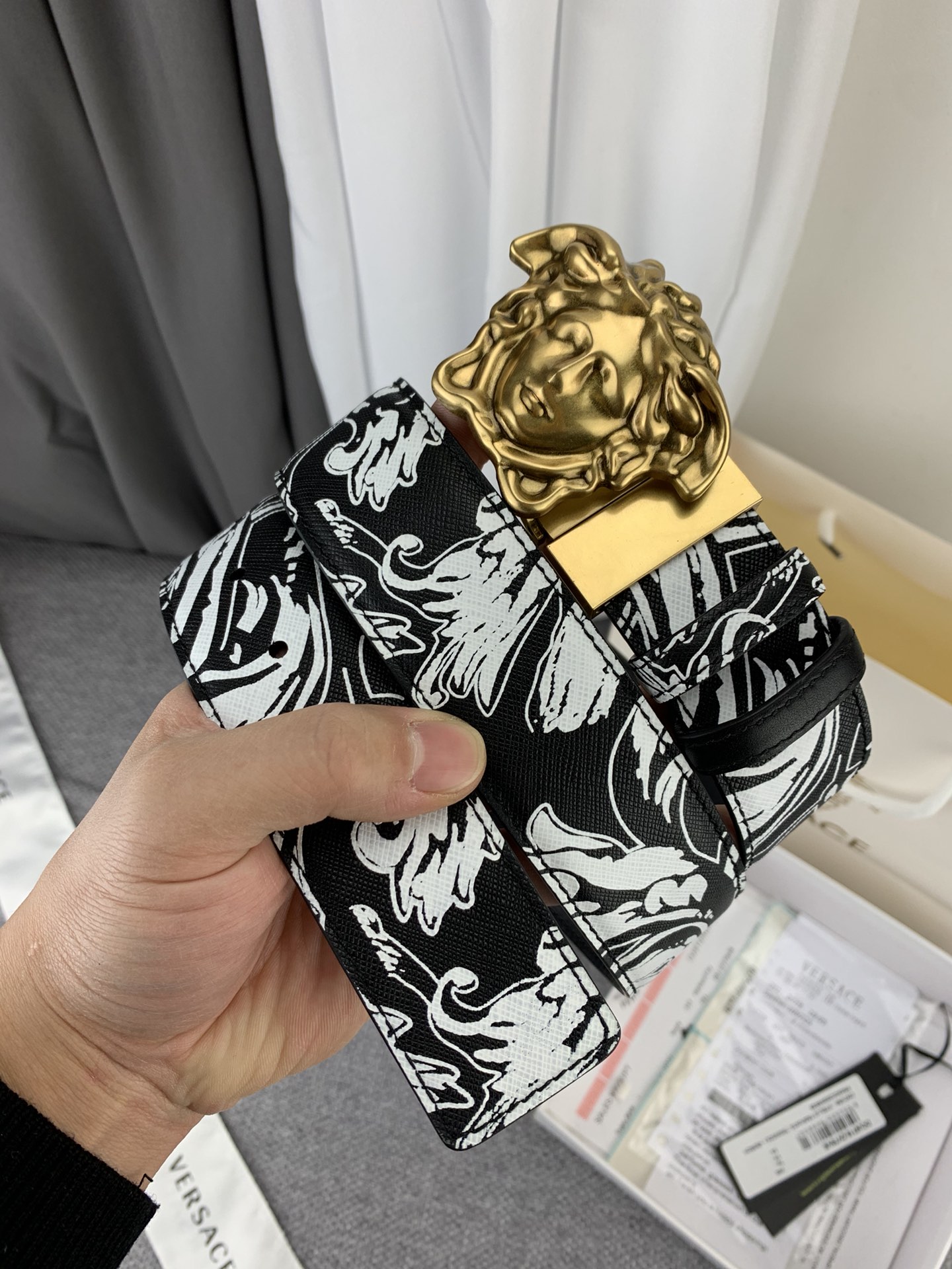    范思哲 宽4.0cm，此款双面腰带采用光滑的saffiano皮革制作，并配有3D美杜莎腰带扣。一面