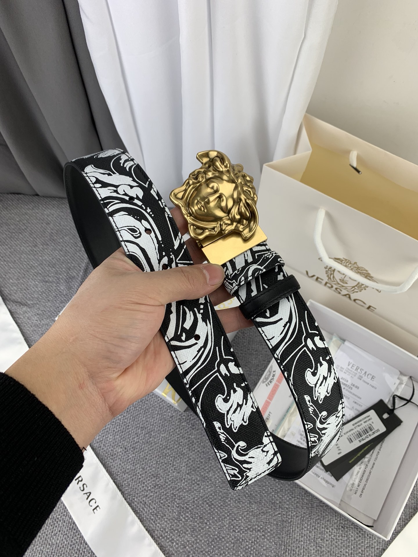    范思哲 宽4.0cm，此款双面腰带采用光滑的saffiano皮革制作，并配有3D美杜莎腰带扣。一面