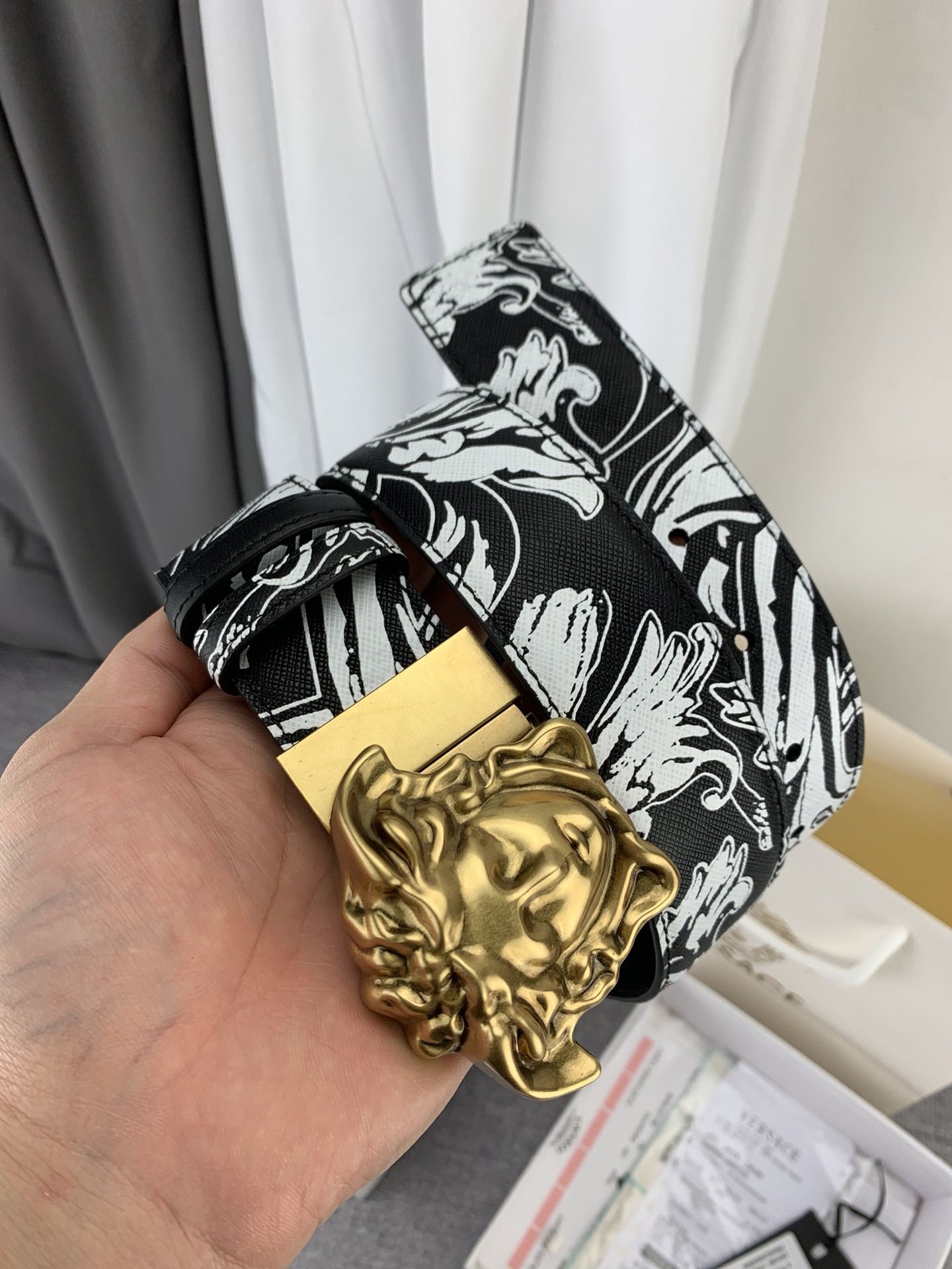    范思哲 宽4.0cm，此款双面腰带采用光滑的saffiano皮革制作，并配有3D美杜莎腰带扣。一面