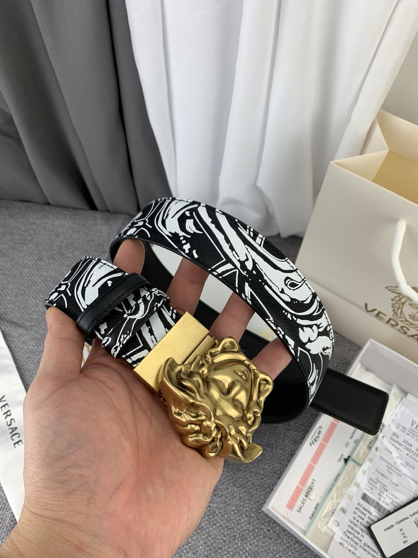    范思哲 宽4.0cm，此款双面腰带采用光滑的saffiano皮革制作，并配有3D美杜莎腰带扣。一面