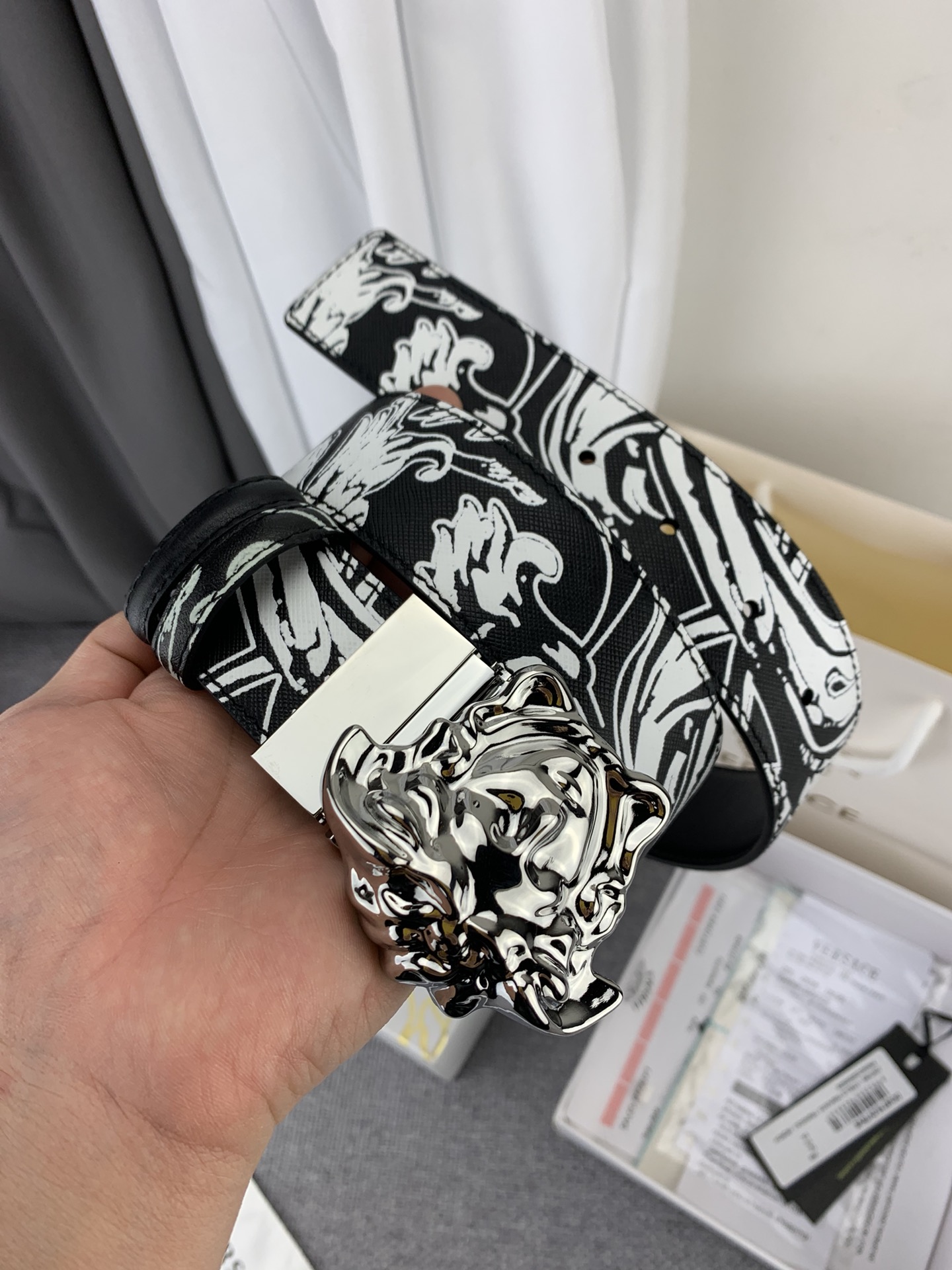   范思哲 宽4.0cm，此款双面腰带采用光滑的saffiano皮革制作，并配有3D美杜莎腰带扣。一面为