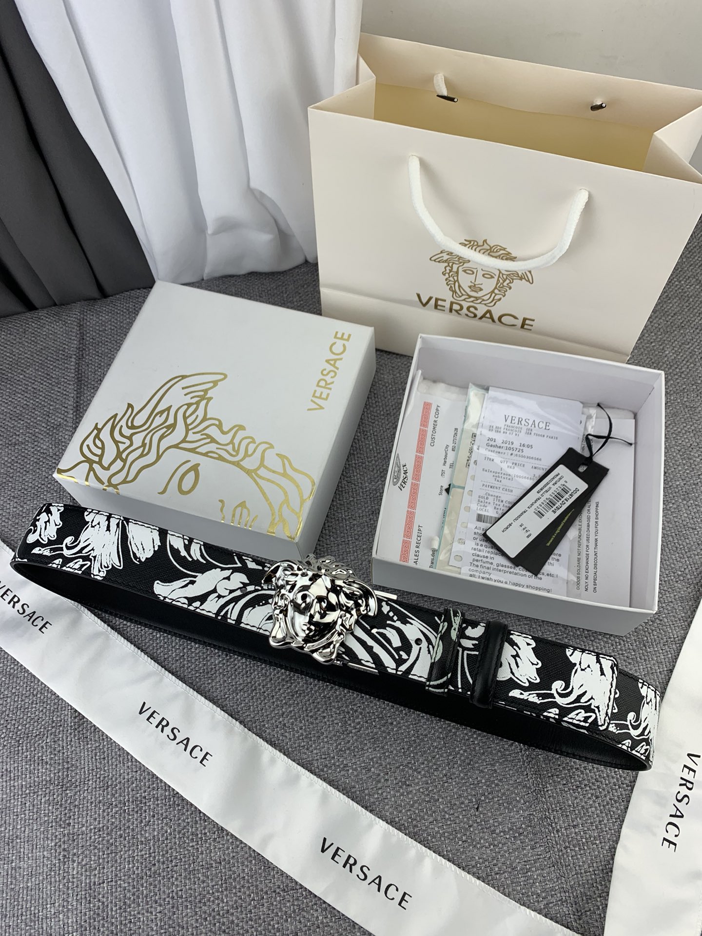   范思哲 宽4.0cm，此款双面腰带采用光滑的saffiano皮革制作，并配有3D美杜莎腰带扣。一面为