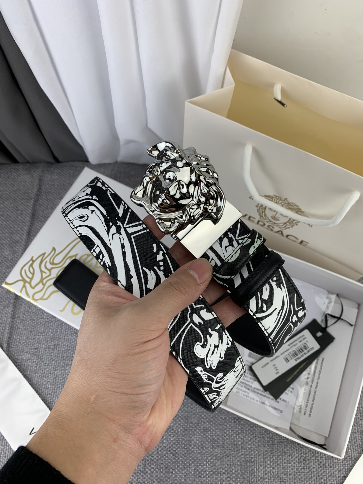   范思哲 宽4.0cm，此款双面腰带采用光滑的saffiano皮革制作，并配有3D美杜莎腰带扣。一面为