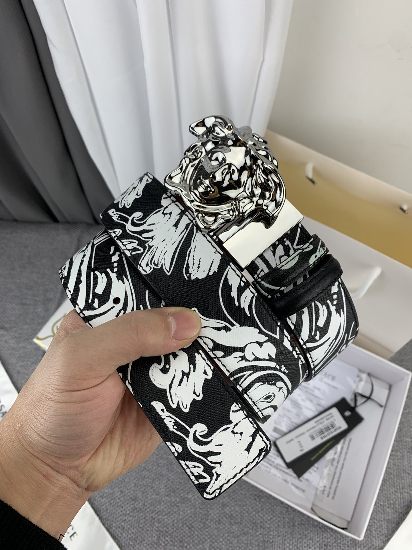   范思哲 宽4.0cm，此款双面腰带采用光滑的saffiano皮革制作，并配有3D美杜莎腰带扣。一面为