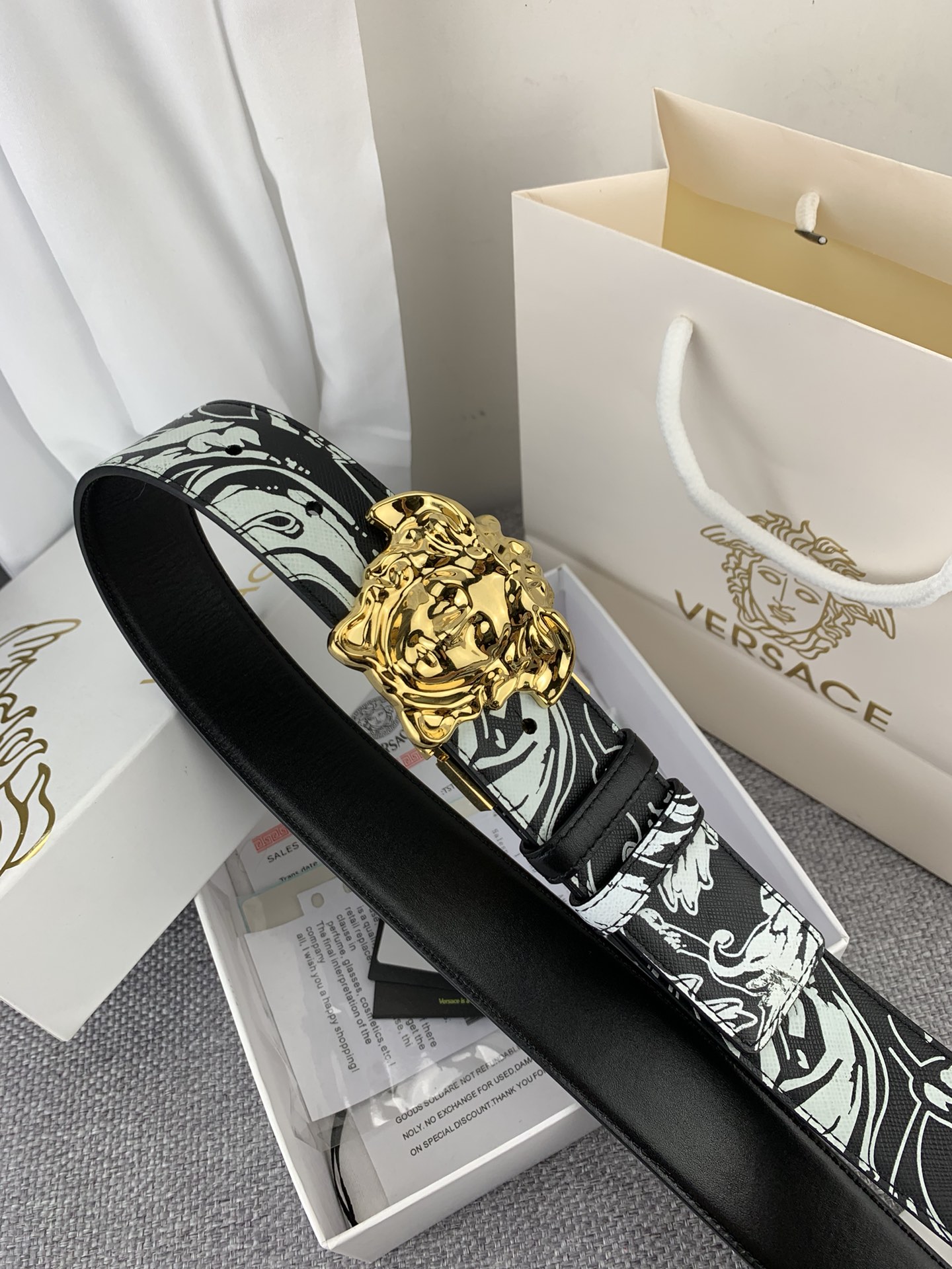    范思哲 宽4.0cm，此款双面腰带采用光滑的saffiano皮革制作，并配有3D美杜莎腰带扣。一面