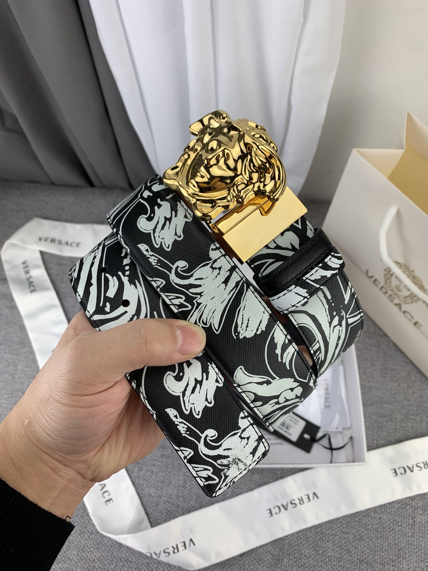    范思哲 宽4.0cm，此款双面腰带采用光滑的saffiano皮革制作，并配有3D美杜莎腰带扣。一面