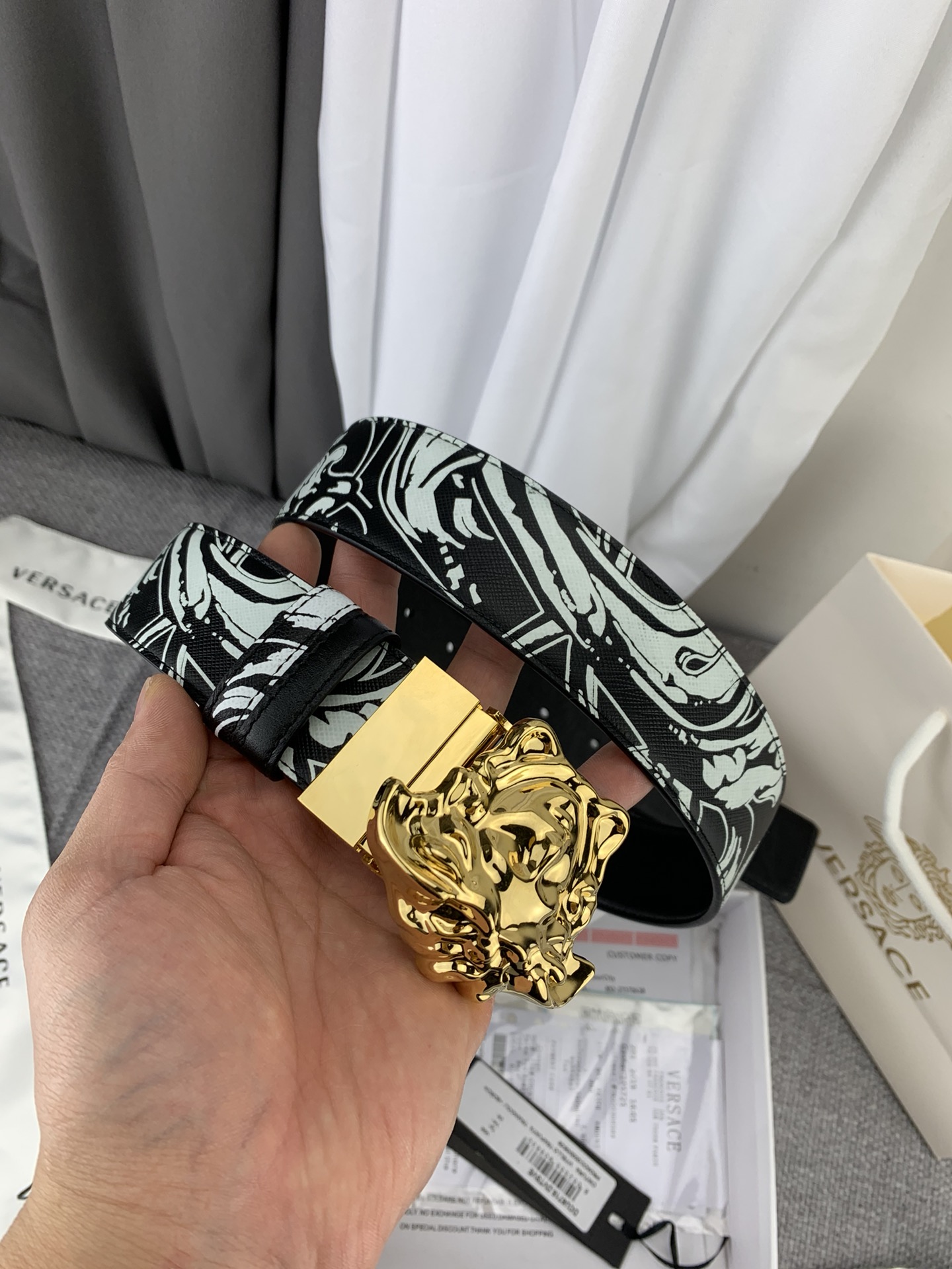    范思哲 宽4.0cm，此款双面腰带采用光滑的saffiano皮革制作，并配有3D美杜莎腰带扣。一面