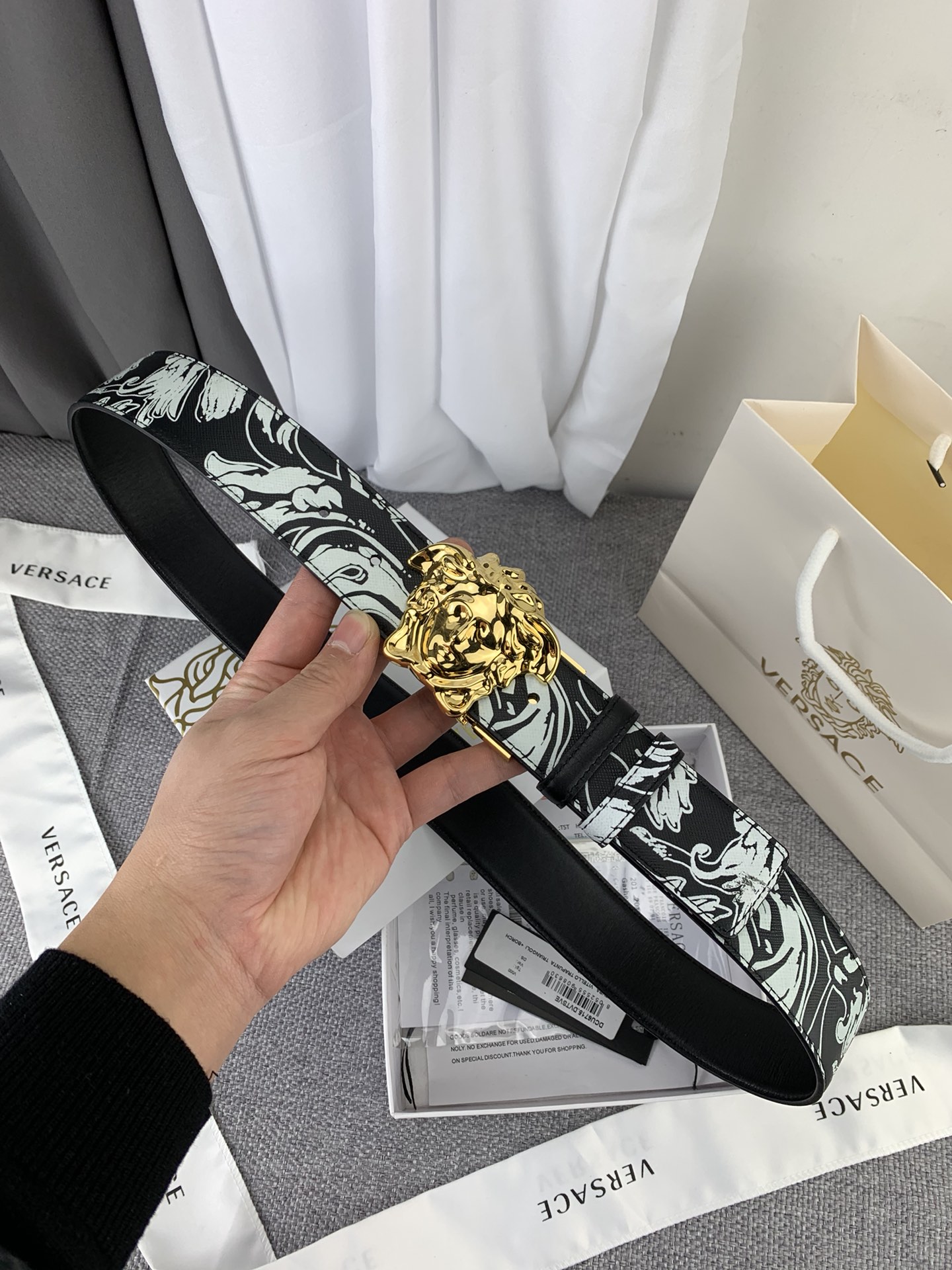    范思哲 宽4.0cm，此款双面腰带采用光滑的saffiano皮革制作，并配有3D美杜莎腰带扣。一面