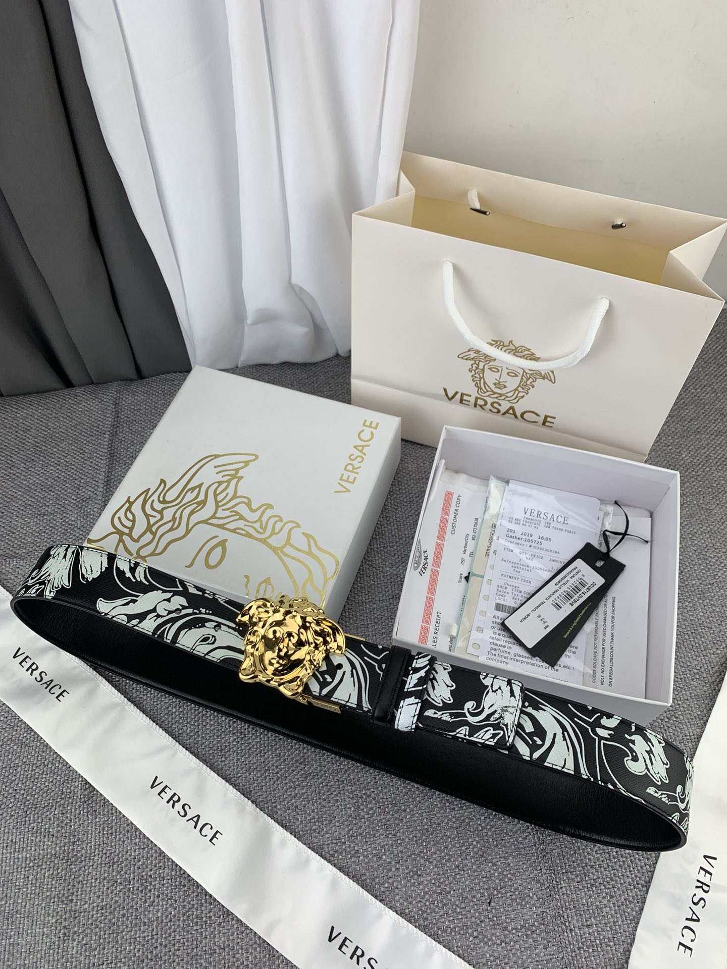    范思哲 宽4.0cm，此款双面腰带采用光滑的saffiano皮革制作，并配有3D美杜莎腰带扣。一面