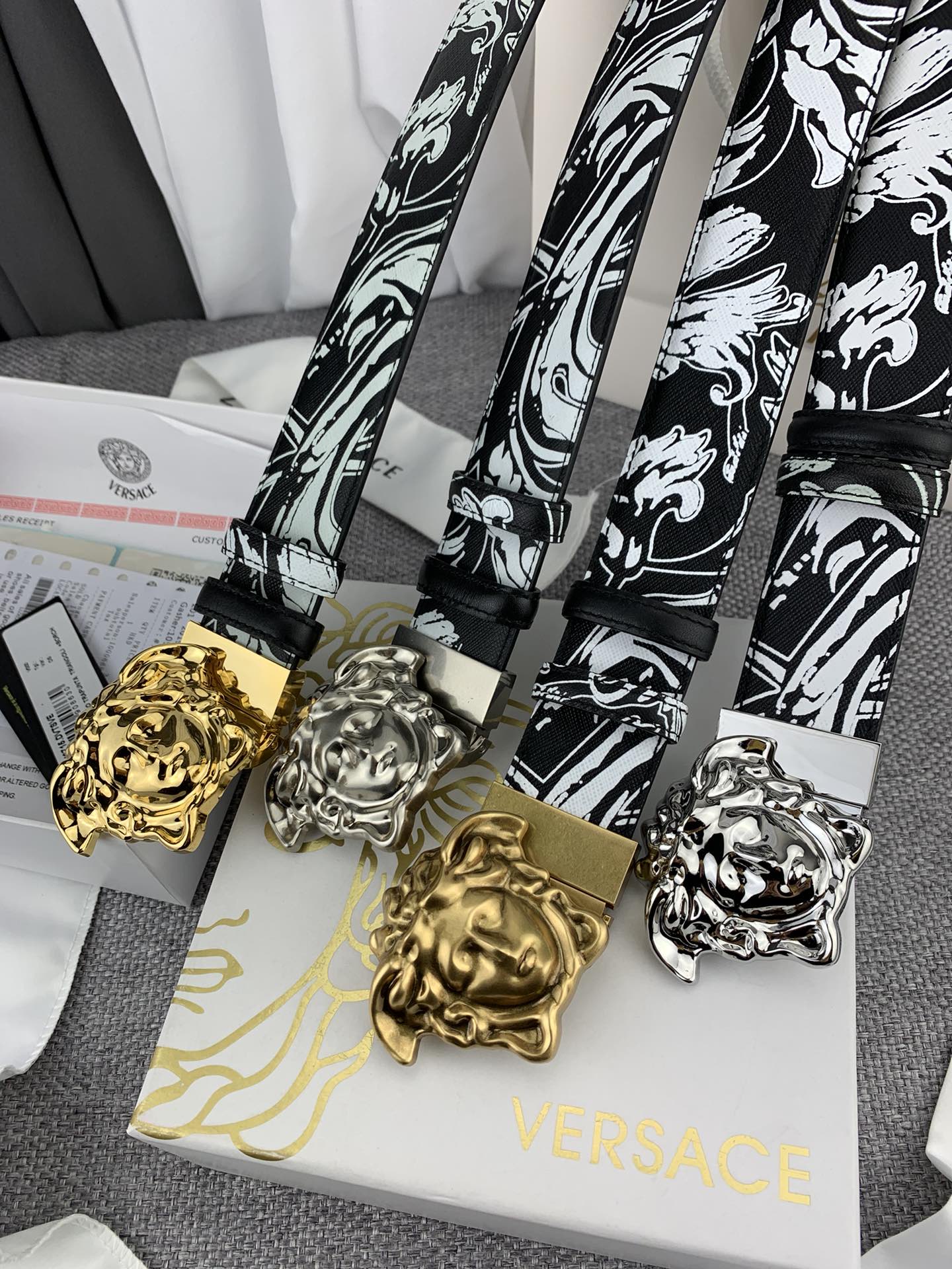    范思哲 宽4.0cm，此款双面腰带采用光滑的saffiano皮革制作，并配有3D美杜莎腰带扣。一面