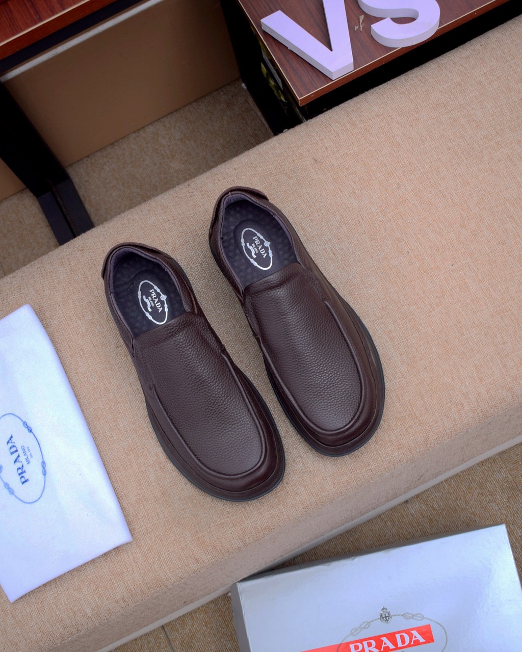 I5 100%头层牛皮软皮 普拉达 Prada 官网最🎁休闲时尚男鞋👟爆款💥版型简洁大气，潮男专属.独有的官网最新品牌元素👑原版装，时尚又大方，面料原版进口头层牛皮➕真皮内里， 原版柔软耐磨大底，专柜经典款实物拍摄，