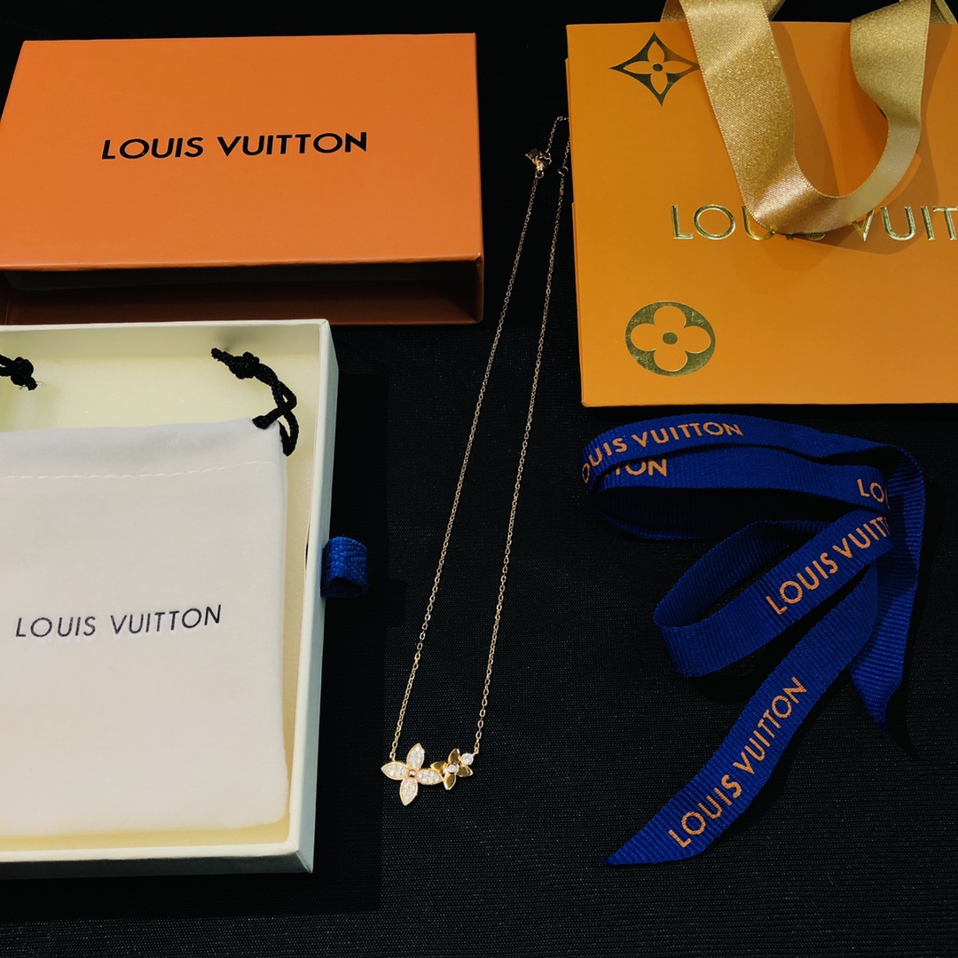 NO:104391,Lv double flower four-leaf clover necklace, classic Lv element four-leaf clover flowers, chain tail Lv small round card design. Give you double luck and different beauty. I hope there will be surprises and heart-warming this summer, and someone will accompany you to blow the evening breeze!  ,Lv necklace,louis vuitton,necklace19860909Lv双花四叶草项链,经典Lv元素四叶草花花,链尾Lv小圆牌设计.给你双倍幸运,不一样的美,希望这个夏天有惊喜,有心动,有人陪你吹晚风！,Lv项链,louis vuitton,necklace,Jewelry