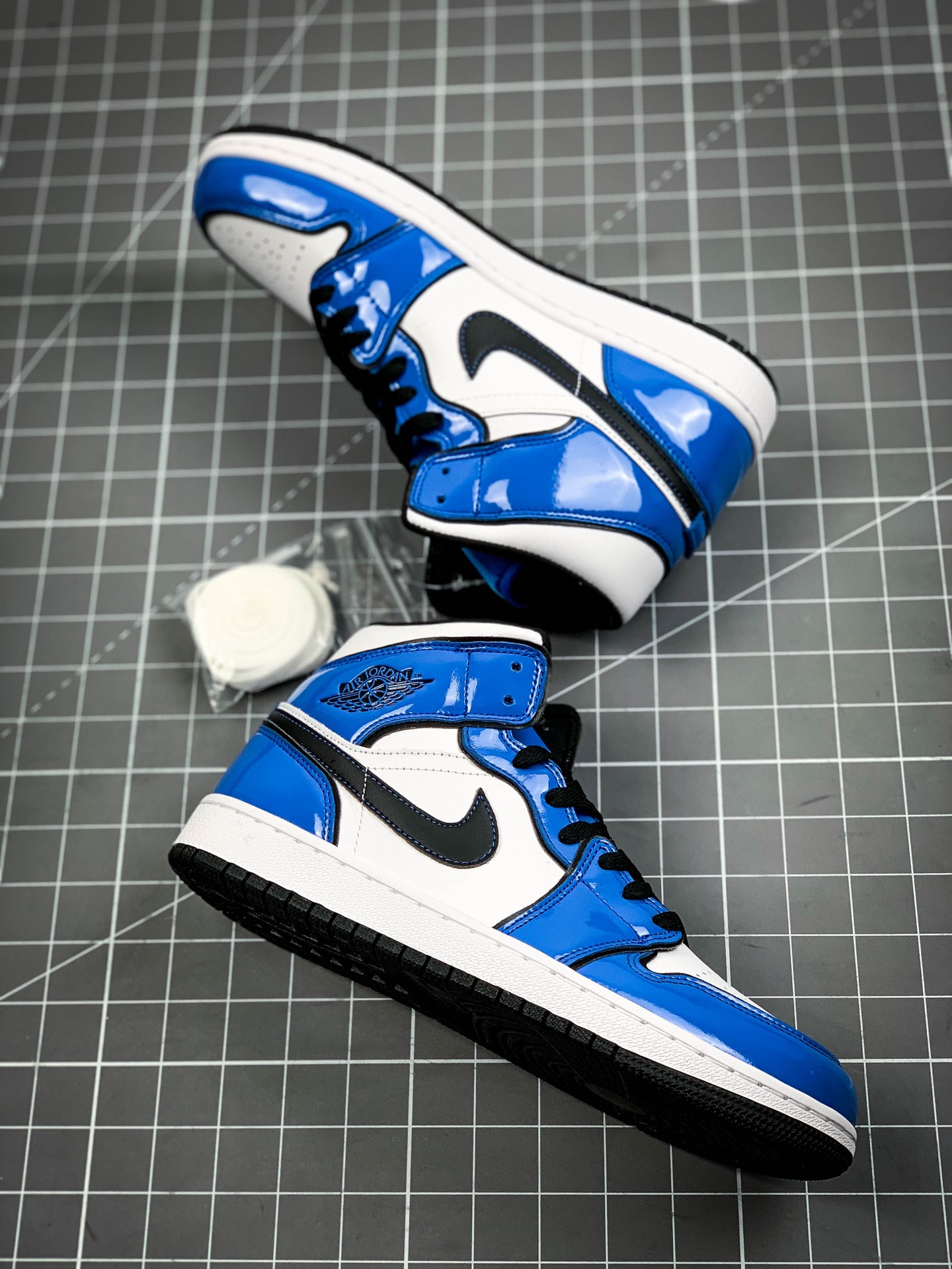 240  Air Jordan 1 Mid官图Air Jordan 1 一直是球鞋圈人气最高的鞋款之一DD6834-402