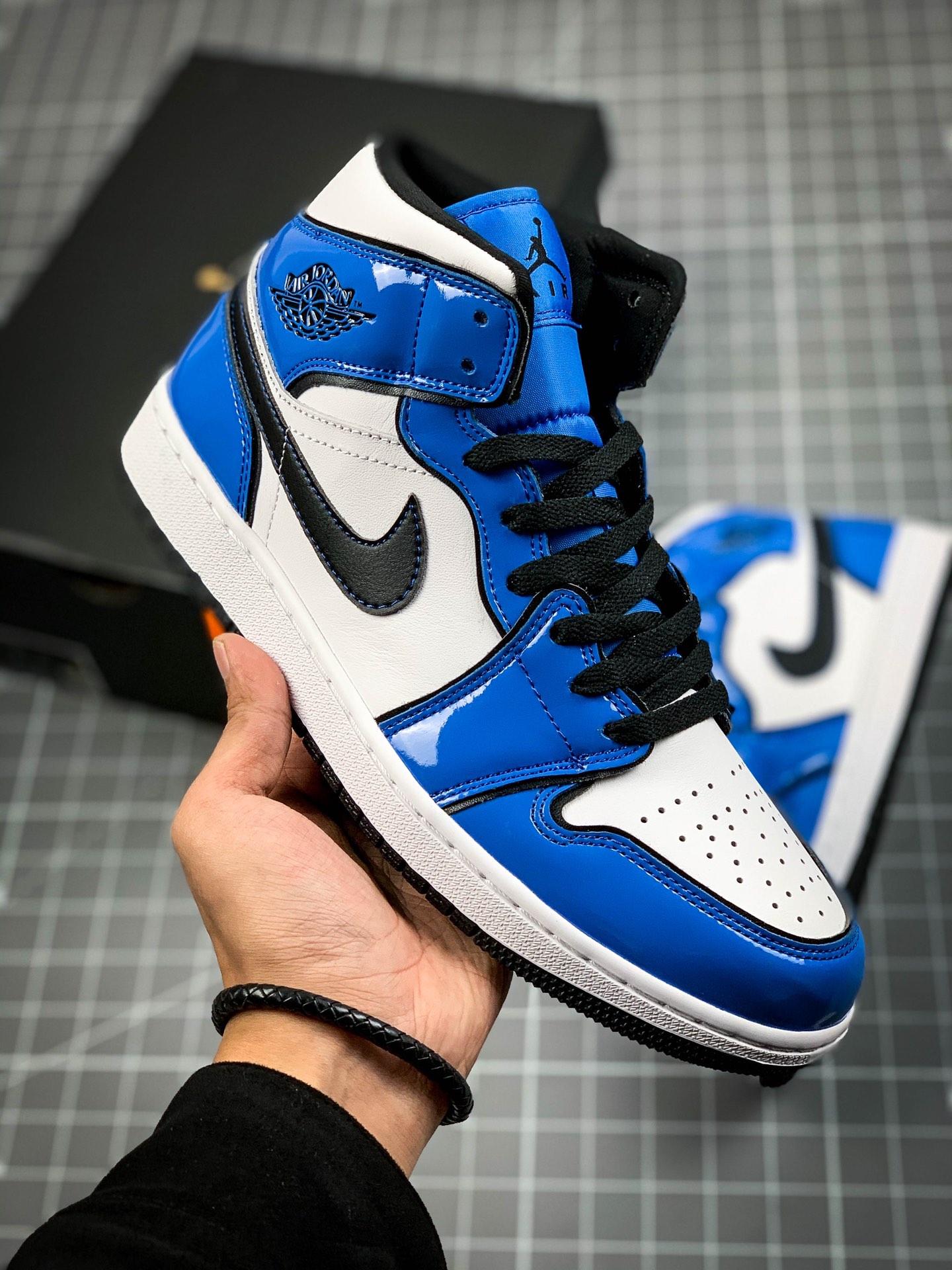 240  Air Jordan 1 Mid官图Air Jordan 1 一直是球鞋圈人气最高的鞋款之一DD6834-402