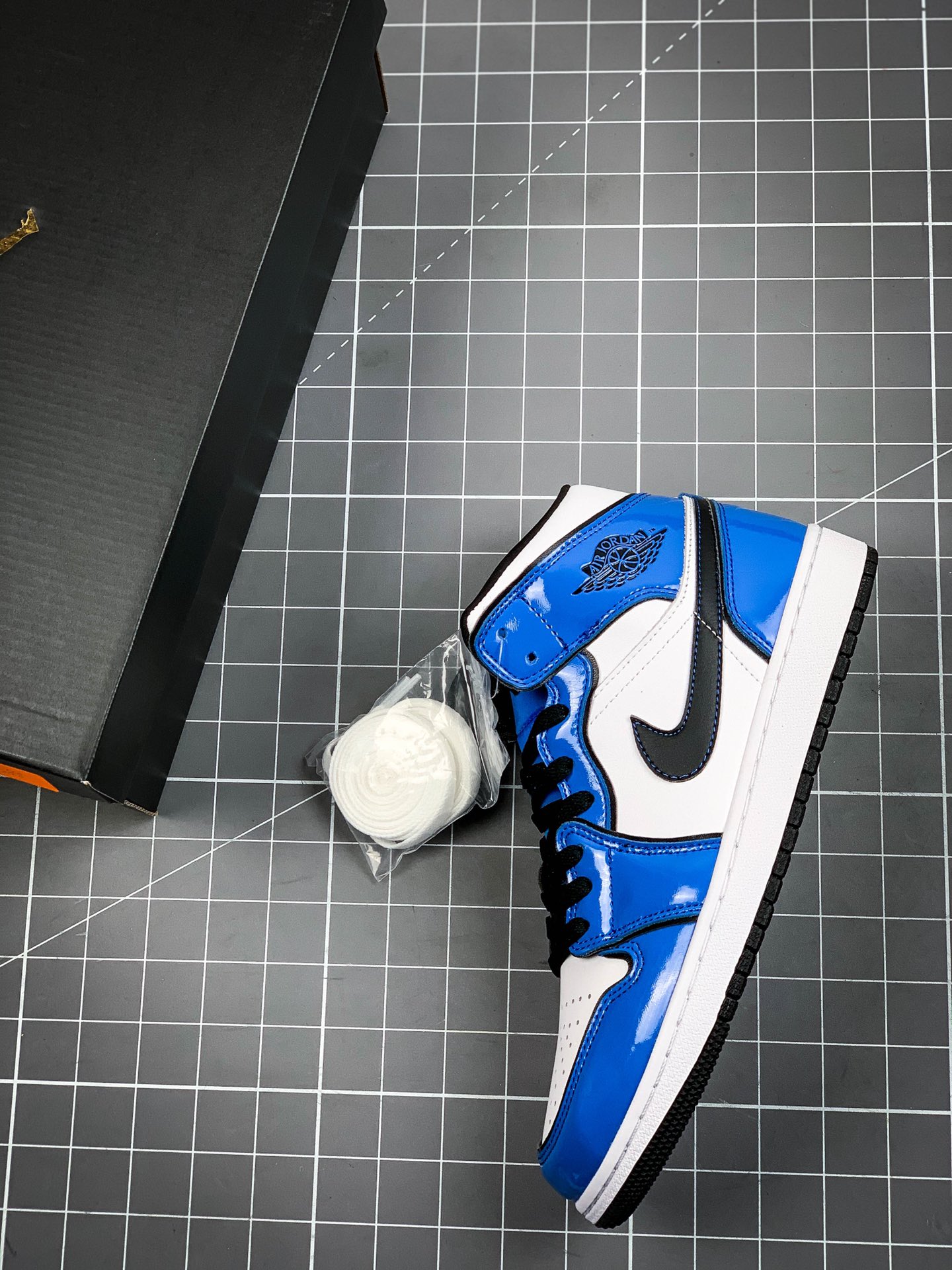 240  Air Jordan 1 Mid官图Air Jordan 1 一直是球鞋圈人气最高的鞋款之一DD6834-402