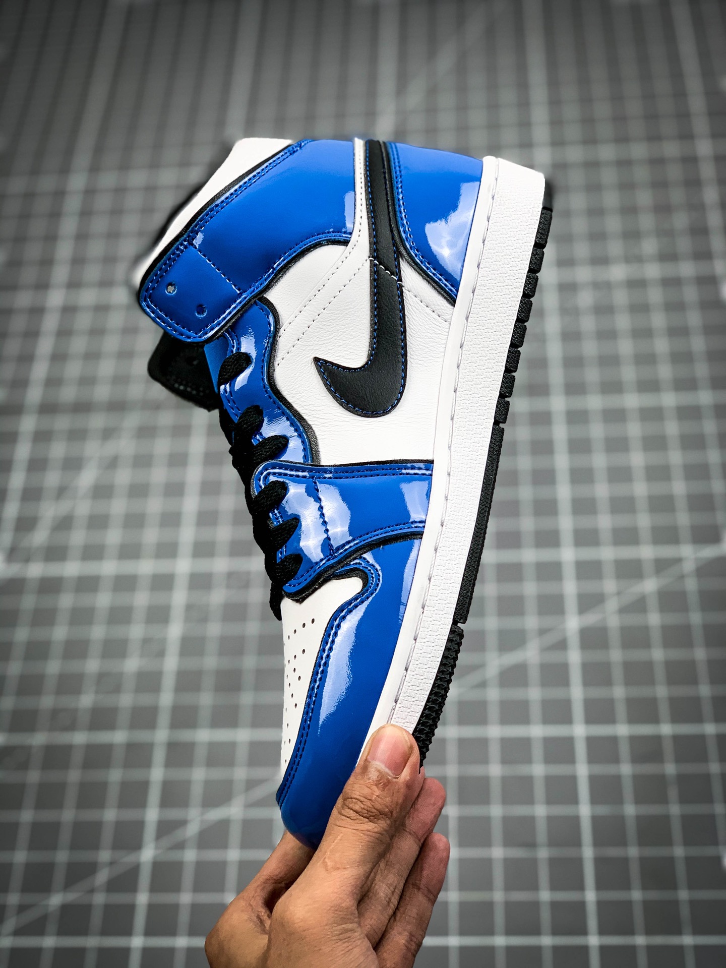 240  Air Jordan 1 Mid官图Air Jordan 1 一直是球鞋圈人气最高的鞋款之一DD6834-402