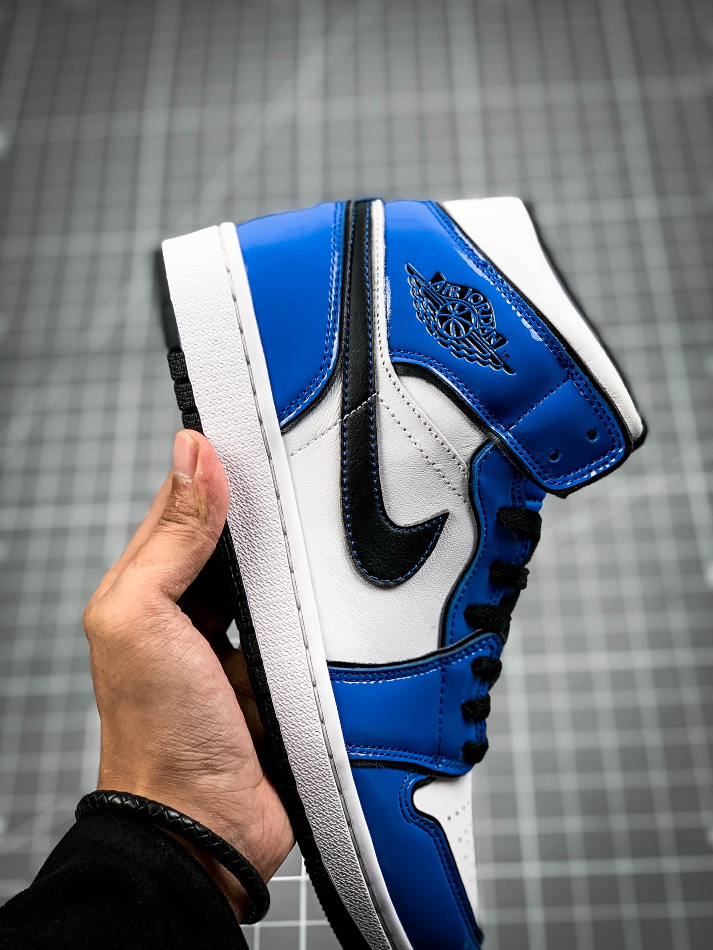 240  Air Jordan 1 Mid官图Air Jordan 1 一直是球鞋圈人气最高的鞋款之一DD6834-402