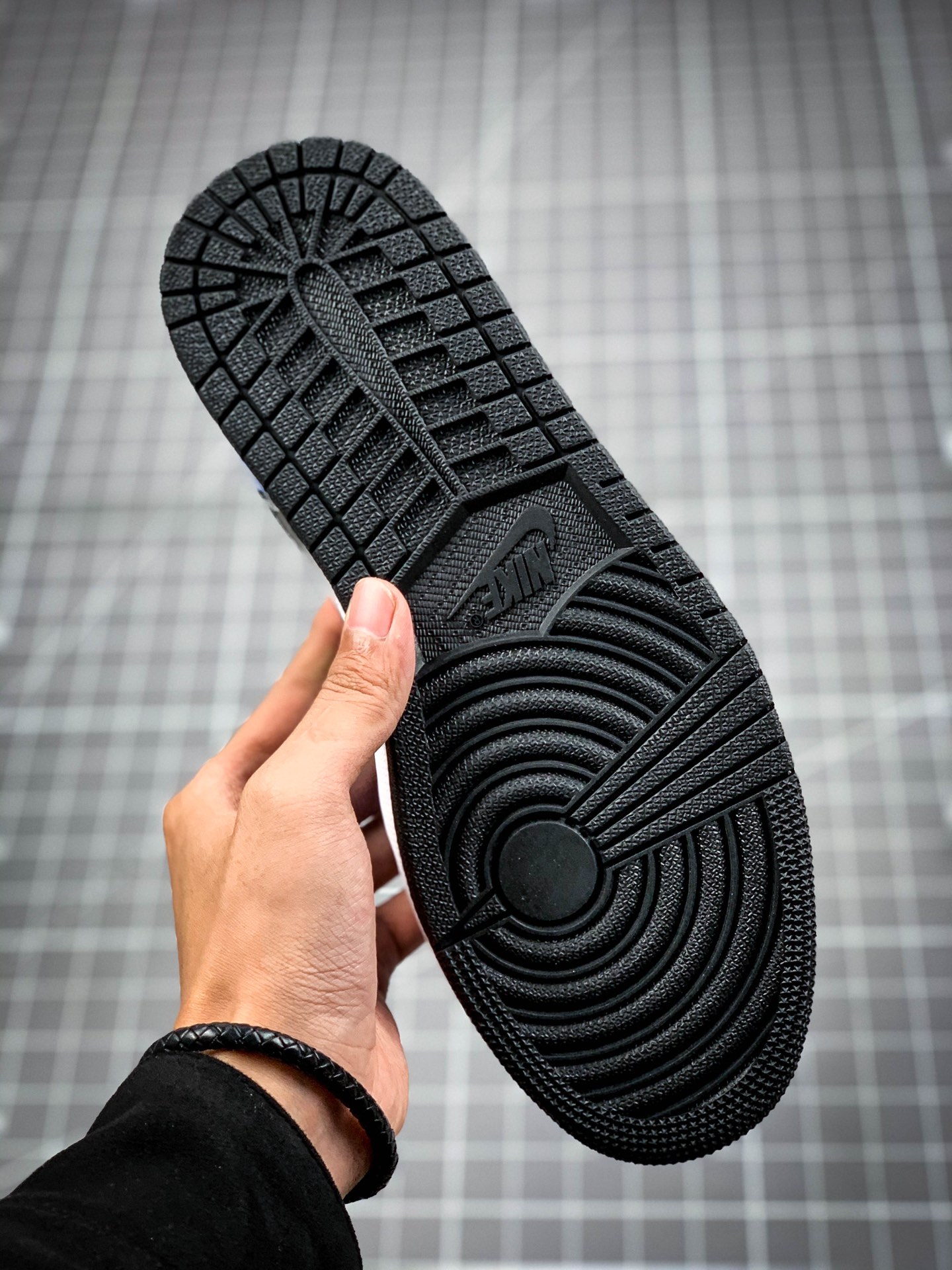 240  Air Jordan 1 Mid官图Air Jordan 1 一直是球鞋圈人气最高的鞋款之一DD6834-402