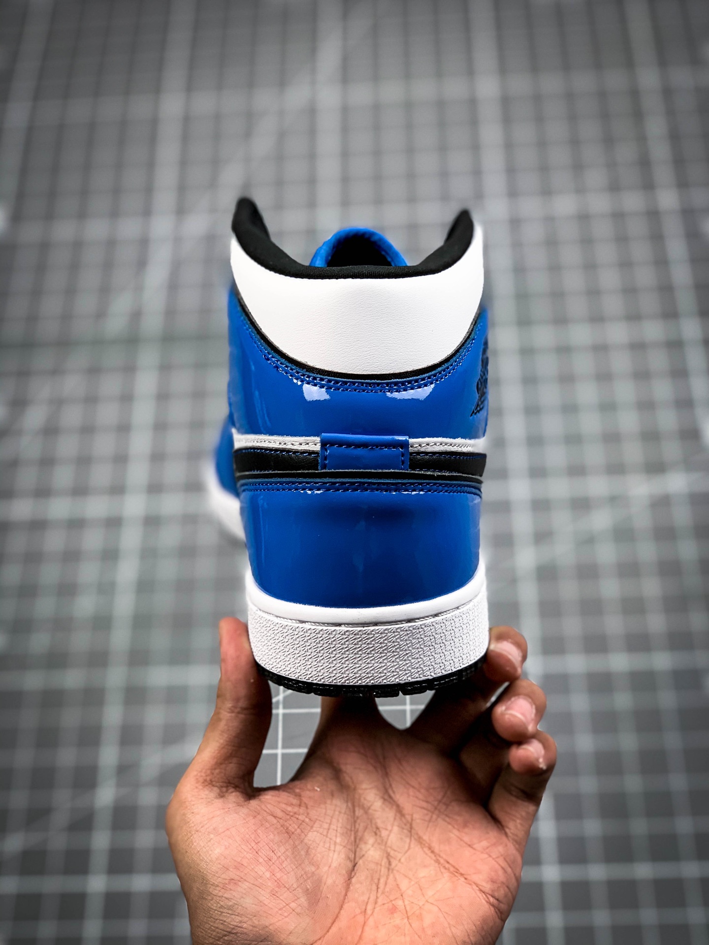 240  Air Jordan 1 Mid官图Air Jordan 1 一直是球鞋圈人气最高的鞋款之一DD6834-402