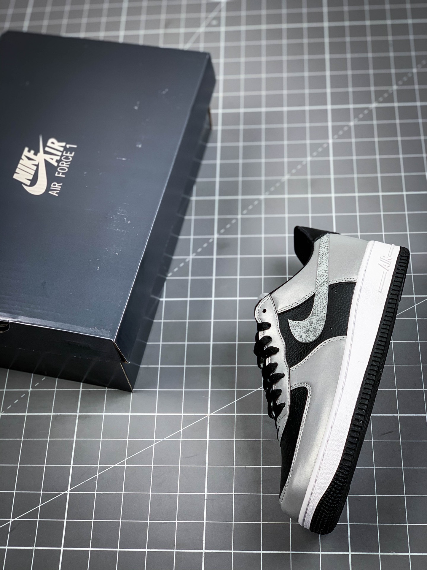 200 耐克Nike Air Force 1’07 B”3M Snake”空军一号经典低帮百搭休闲运动板鞋“皮革黑银反光蟒蛇纹钩子”DJ6033-001