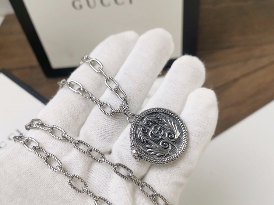 Gucci原版手工织纹链条️古奇蛇镶边双G翅膀图案圆牌项链灵蛇造型滚边为吊坠添加点睛之笔刻花图案栩栩如生
