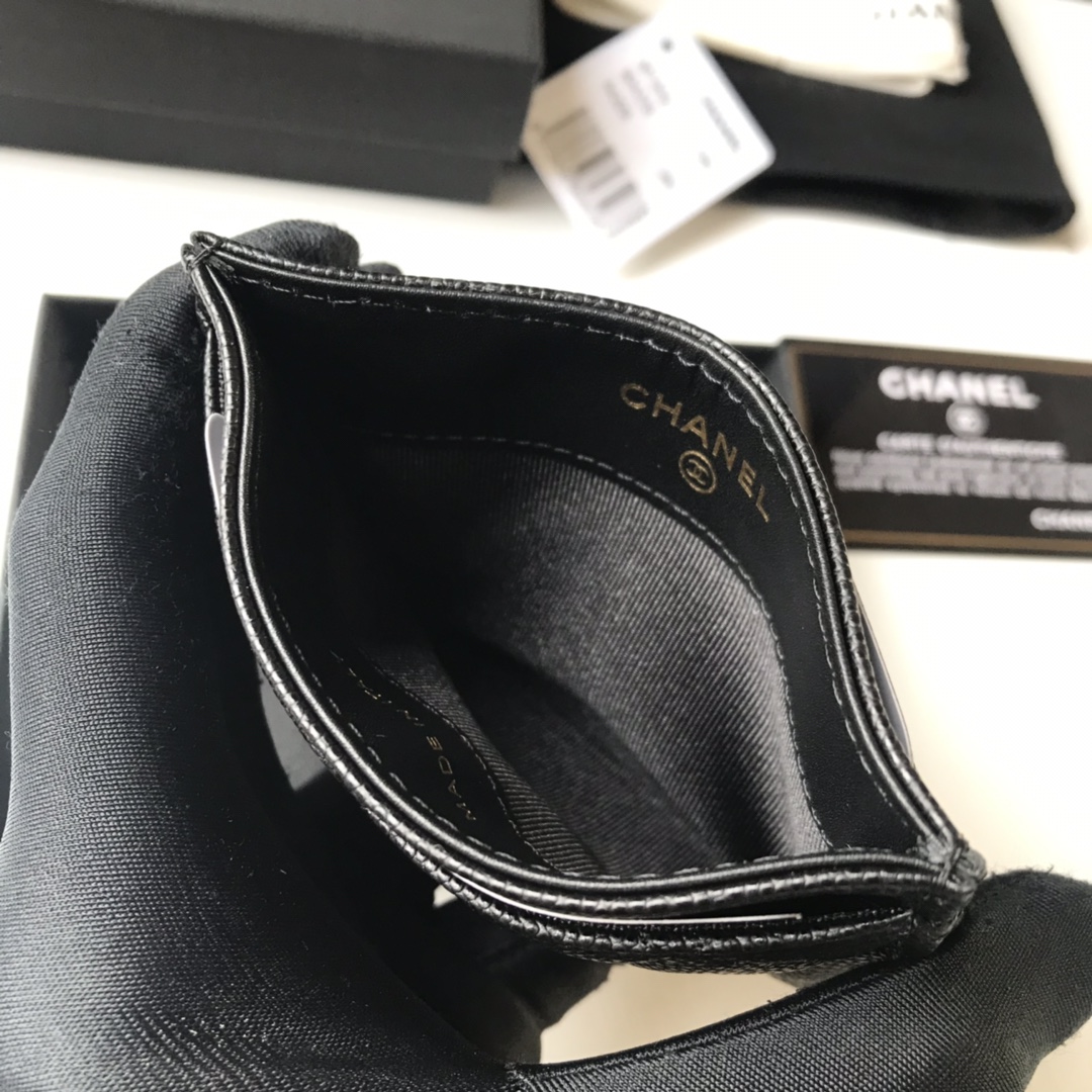 Chanel 跑量价294 克细球浅金 COCO20款卡包 、菱格纹路 小颗粒料、大luog一半皮条一半金链搭配 细节美到淋漓尽致全套包装、款号1846、尺寸11*7