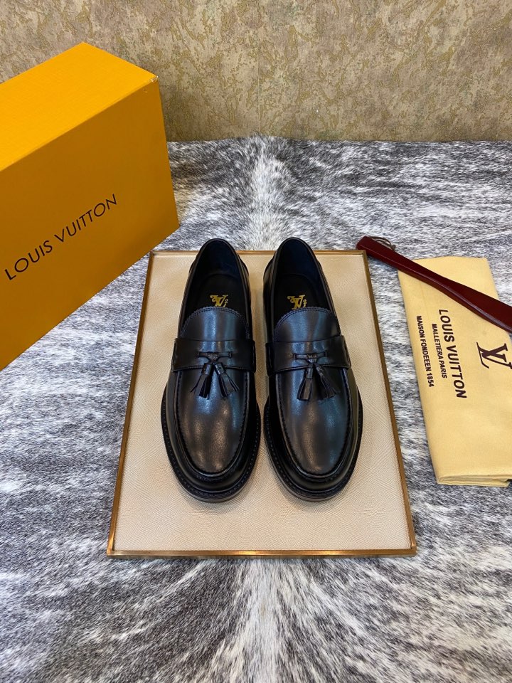 NO:275014,This year's counter new boutique, this year's latest [original boutique], all spot, L brand latest top-quality original large bottom, fierce goods are coming [Rose][Rose] Imported hardware is different from market goods, fully imported German oxen inside, perfect and smooth stitching, uniform and coherent, fine craftsmanship, simple and easy to wear, soft enough to be comfortable, standard code 38/45;,19860909今年专柜新庞精品 今年最新【原单精品】全现货 L牌最新款顶级精品原版大底,狠货来袭 [玫瑰][玫瑰] 进口五金不同于市场货 内里用全进口徳国胎牛 完美顺畅的车缝线 均匀连贯 工艺精细 套脚的设计简单易穿 柔软程度足以舒适 标准码 38/45；,,Men's shoes