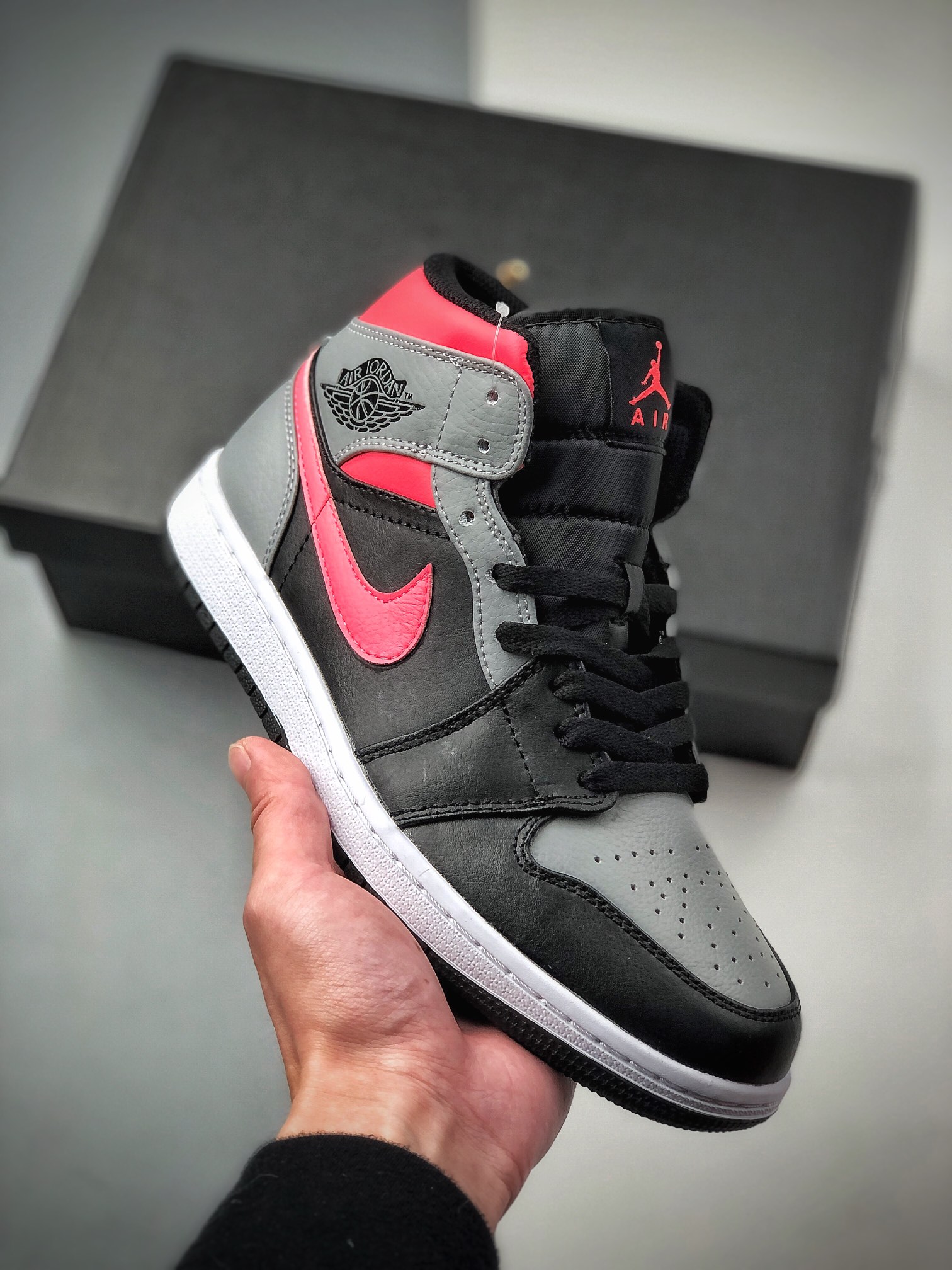 Jordan Mid AJ1 negro-gris-rosa Nike Air Jordan 1 Mid "Pink Shadow" es un muy buen producto nuevo. Esta combinación de c…