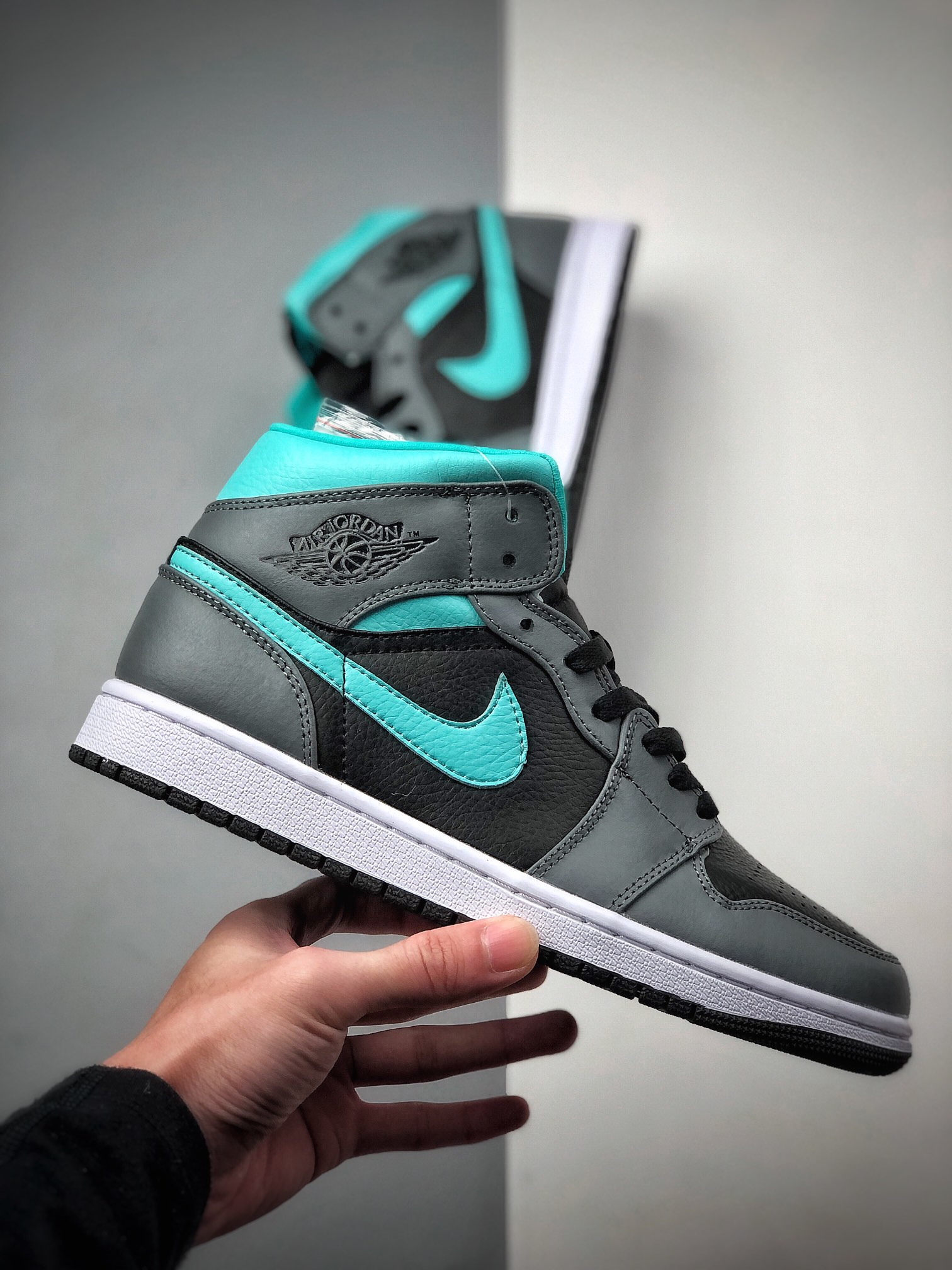 240 公司级 乔丹 中帮 AJ1 灰黑绿色 Air Jordan 1 Mid 中帮 554724-063