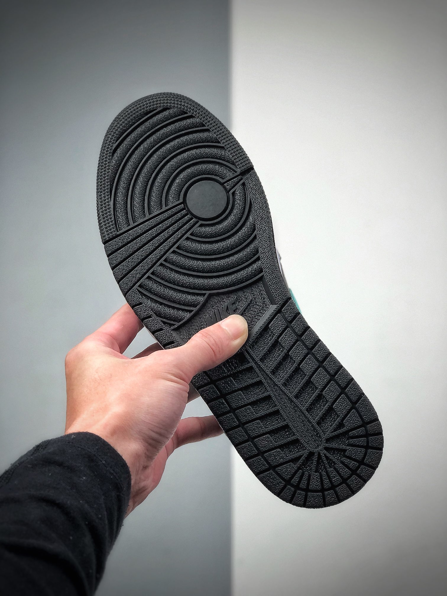 240 公司级 乔丹 中帮 AJ1 灰黑绿色 Air Jordan 1 Mid 中帮 554724-063
