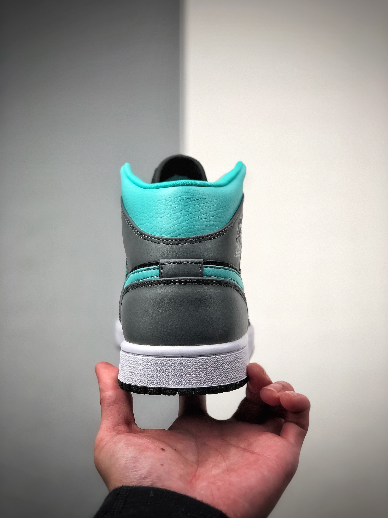 240 公司级 乔丹 中帮 AJ1 灰黑绿色 Air Jordan 1 Mid 中帮 554724-063