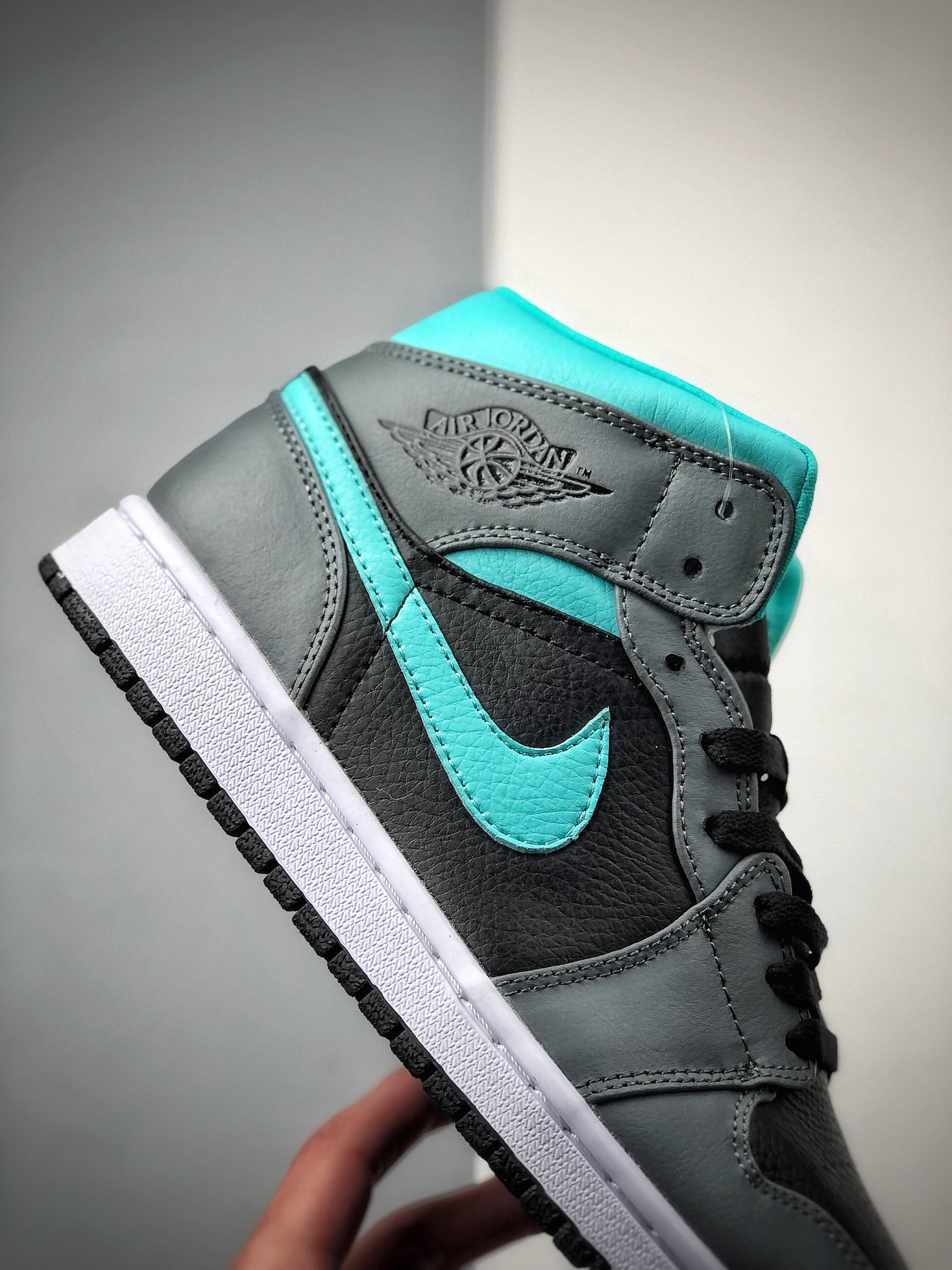 240 公司级 乔丹 中帮 AJ1 灰黑绿色 Air Jordan 1 Mid 中帮 554724-063