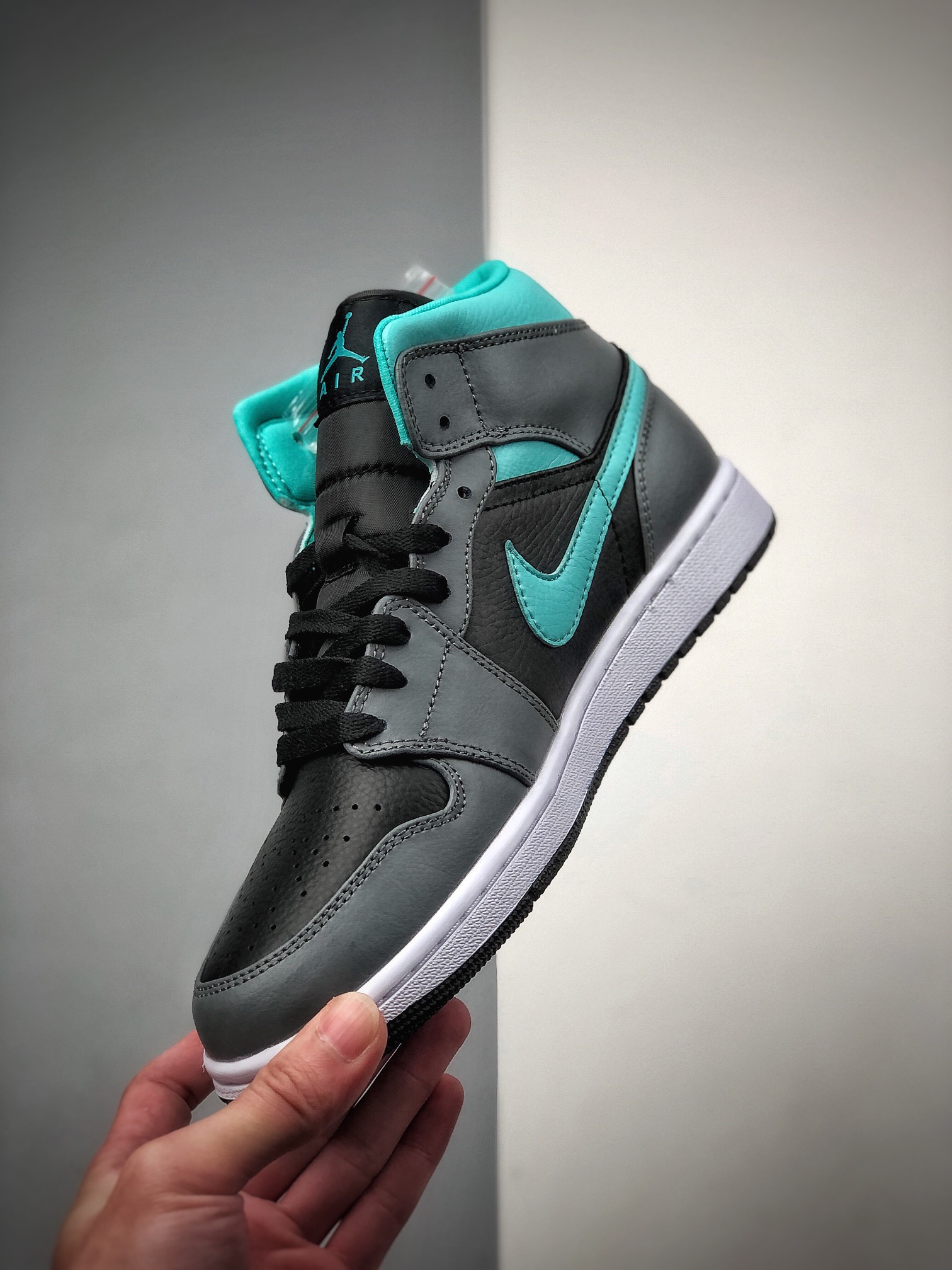 240 公司级 乔丹 中帮 AJ1 灰黑绿色 Air Jordan 1 Mid 中帮 554724-063