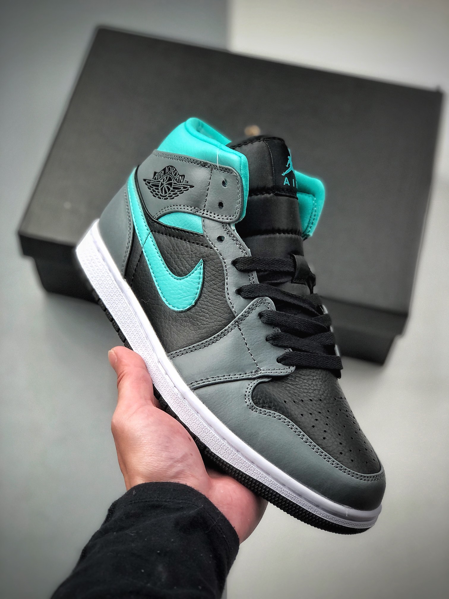 240 公司级 乔丹 中帮 AJ1 灰黑绿色 Air Jordan 1 Mid 中帮 554724-063