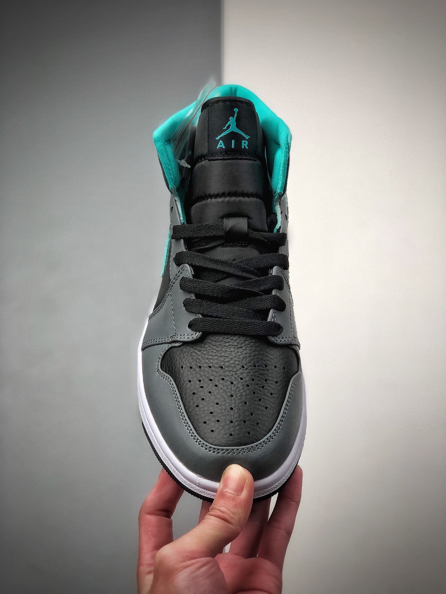 240 公司级 乔丹 中帮 AJ1 灰黑绿色 Air Jordan 1 Mid 中帮 554724-063