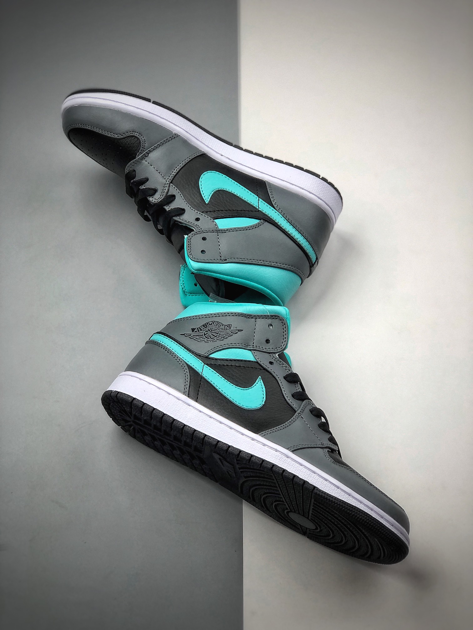 240 公司级 乔丹 中帮 AJ1 灰黑绿色 Air Jordan 1 Mid 中帮 554724-063