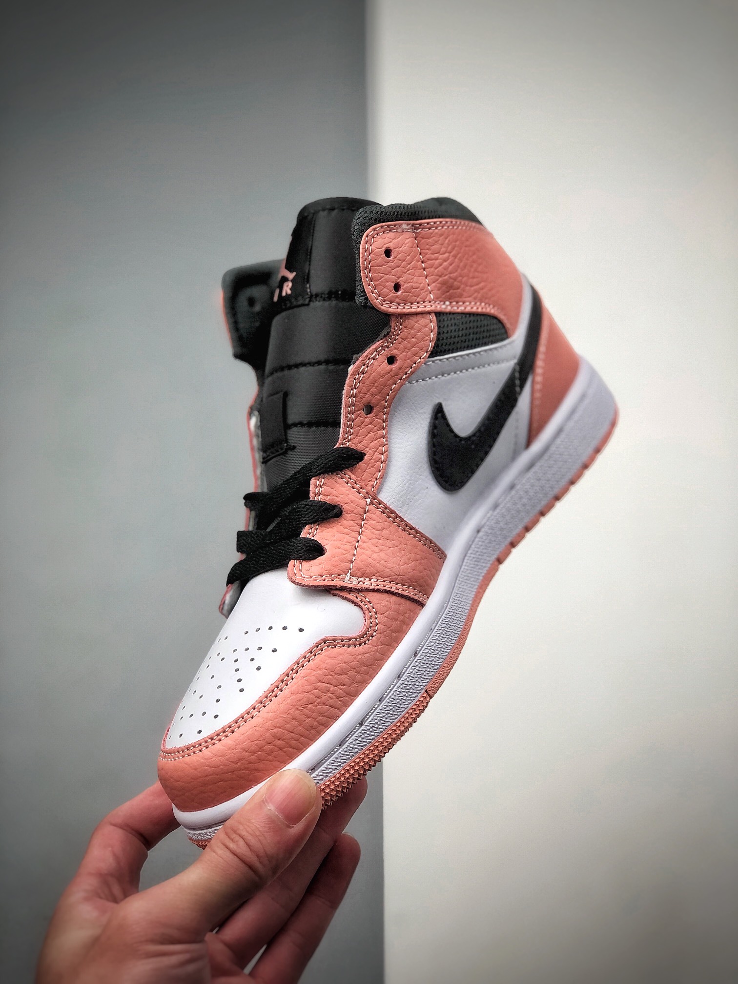 200  公司级头层皮版本 Air Jordan 1 Mid “Pink Quartz” 中帮 粉色石英 555112-603